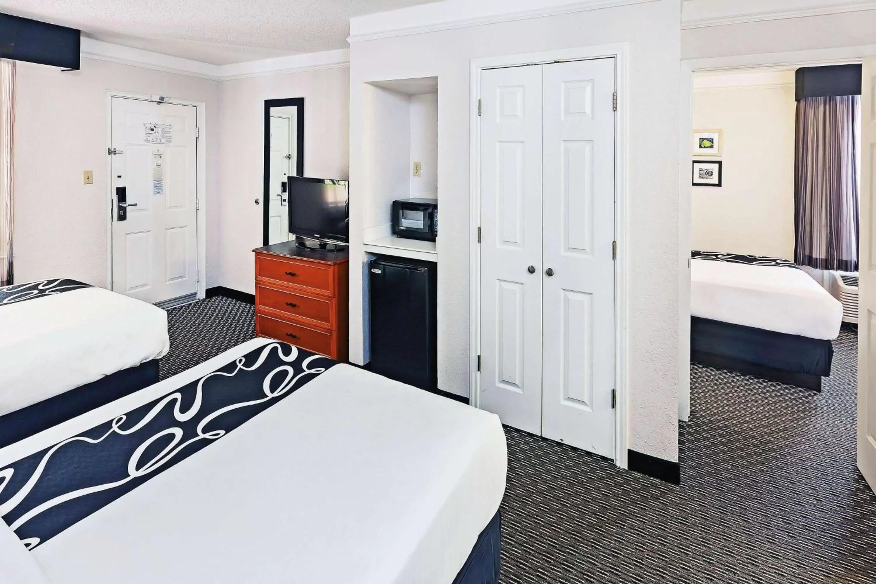 Photo of the whole room, Bed in La Quinta Inn by Wyndham Dallas Uptown