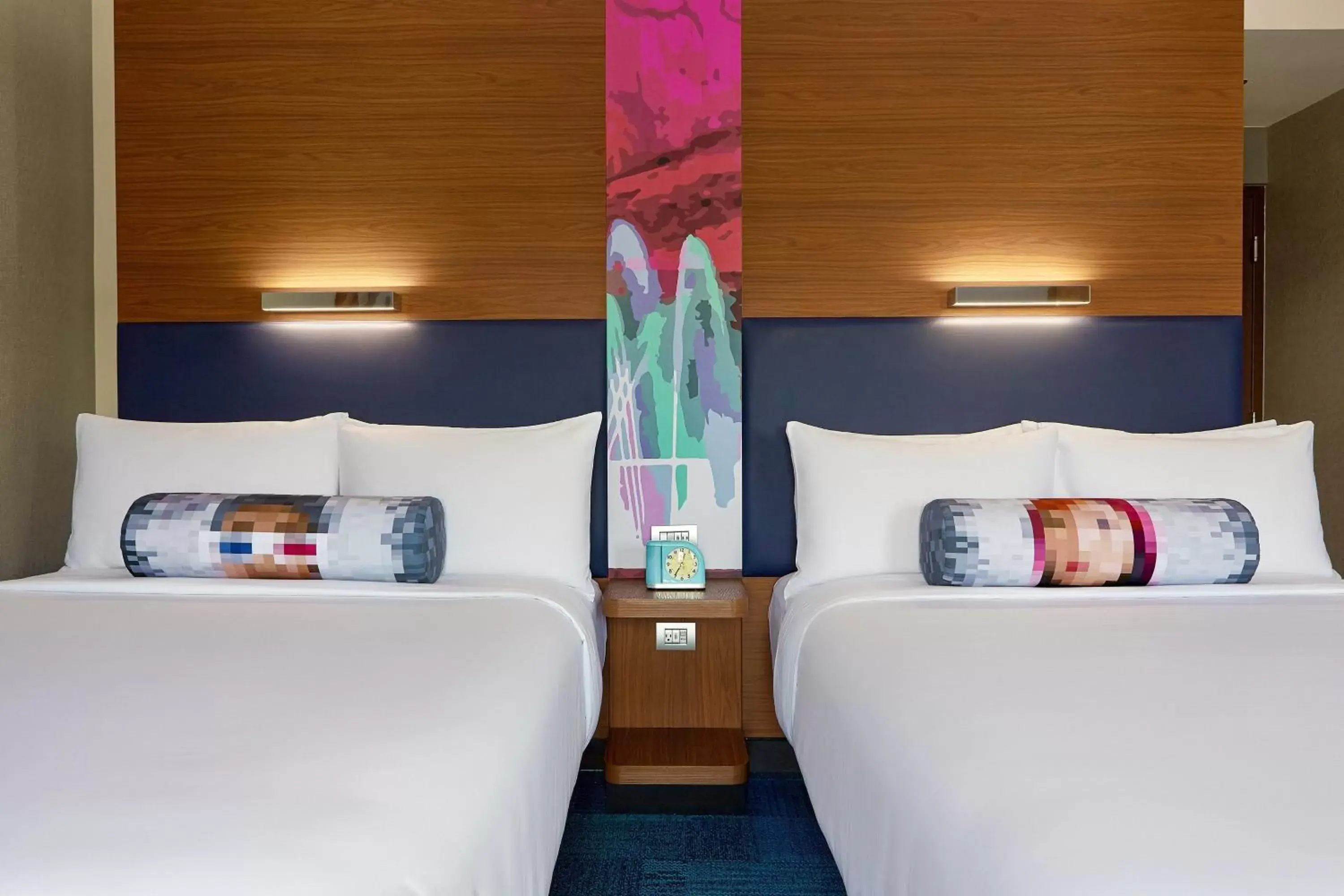 Photo of the whole room, Bed in Aloft Queretaro