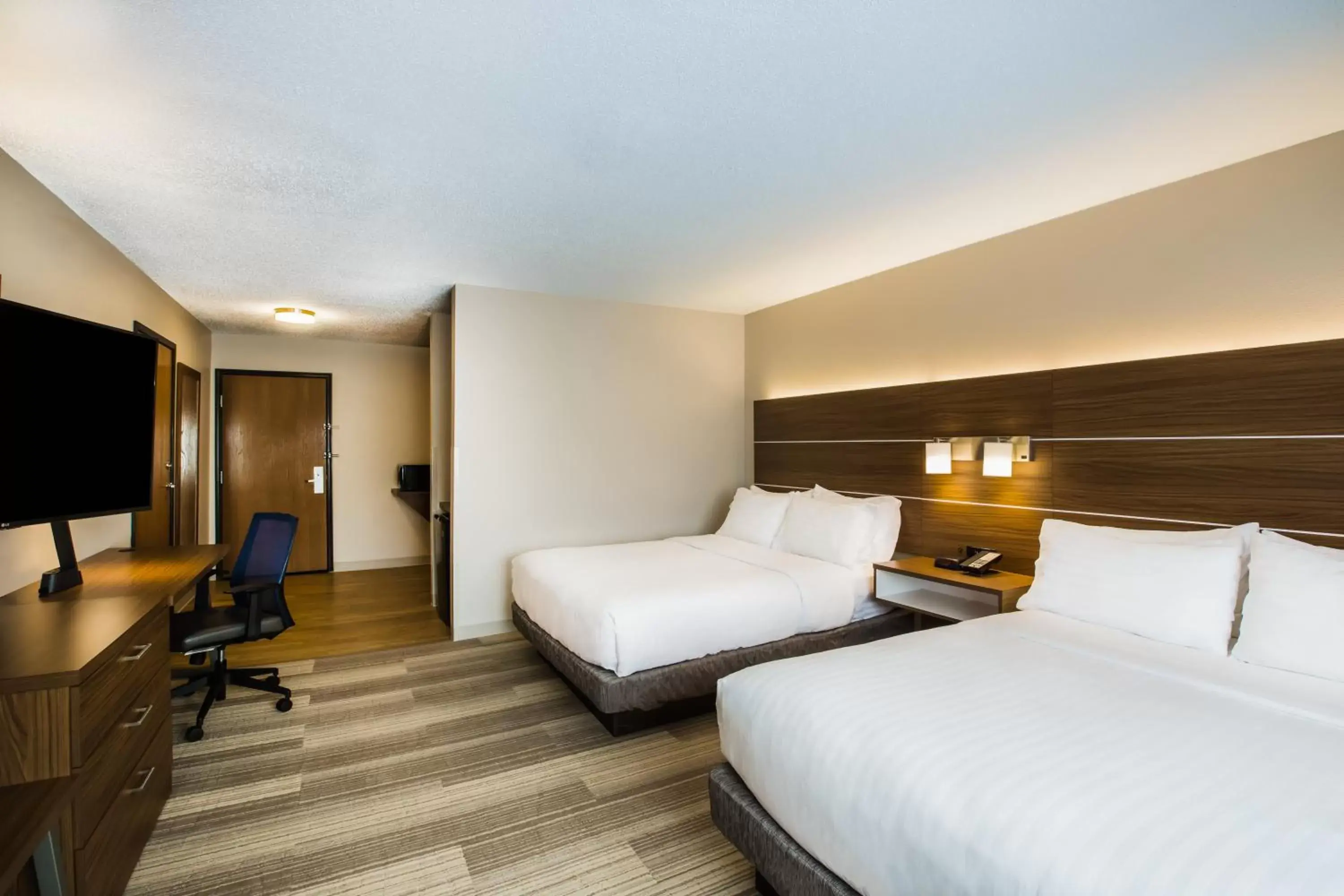 Photo of the whole room, Bed in Holiday Inn Express Hotel & Suites Bellevue-Omaha Area, an IHG Hotel