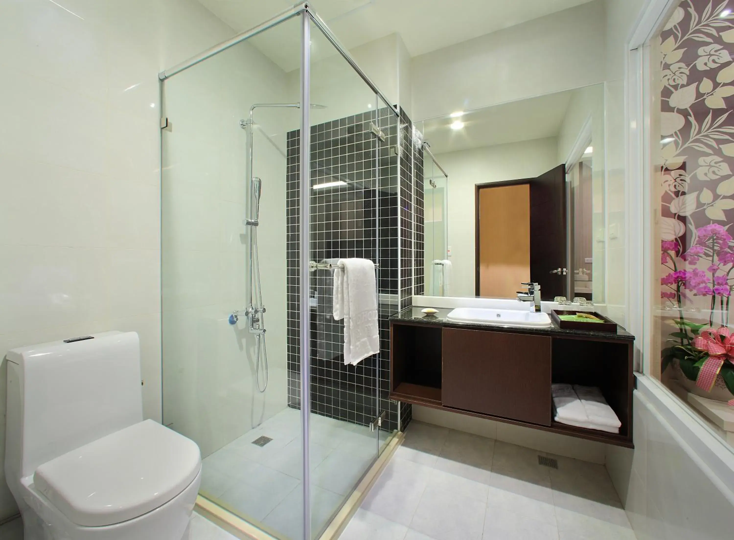 Bathroom in L'arc Hotel