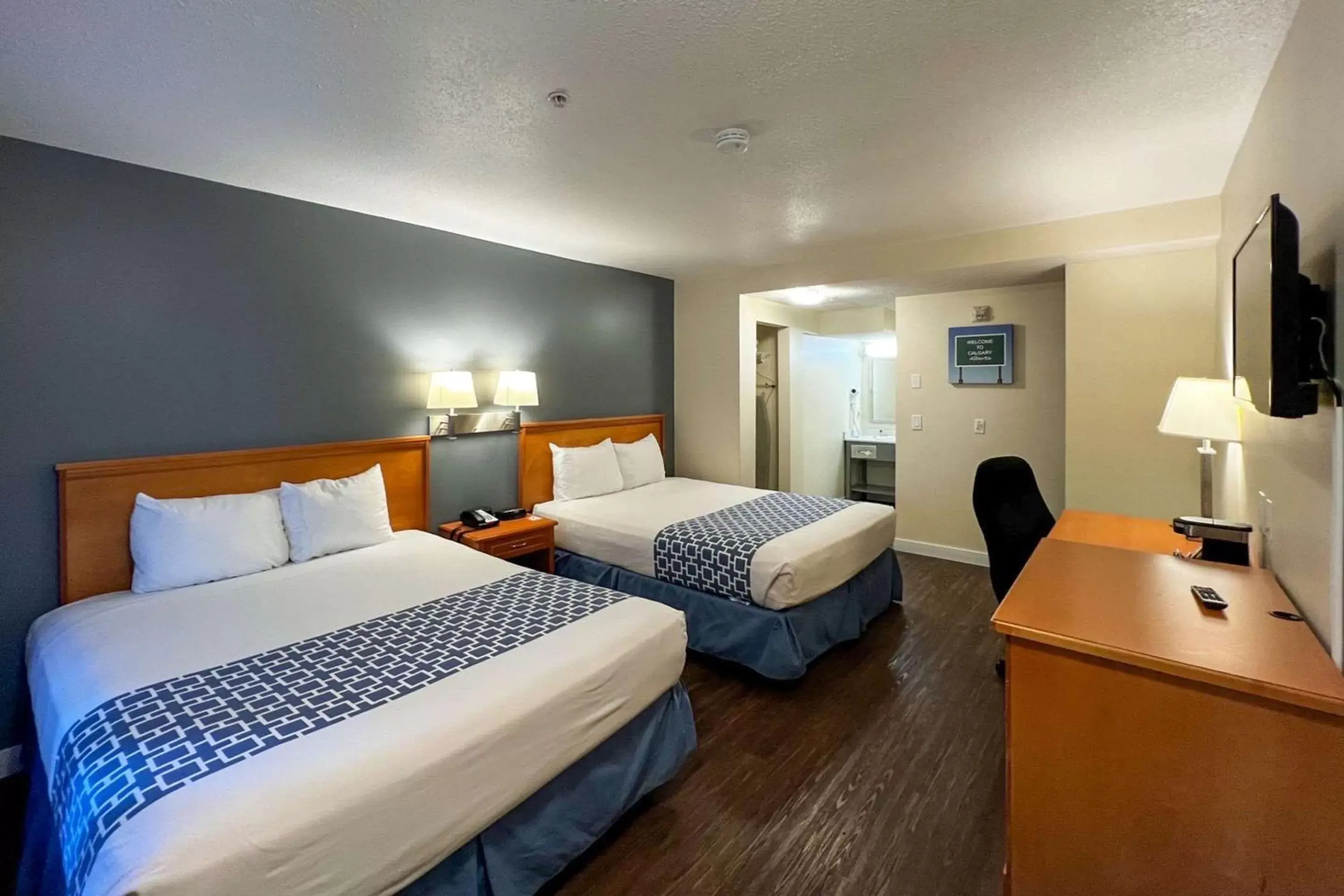 Bedroom, Bed in Econo Lodge Inn & Suites University