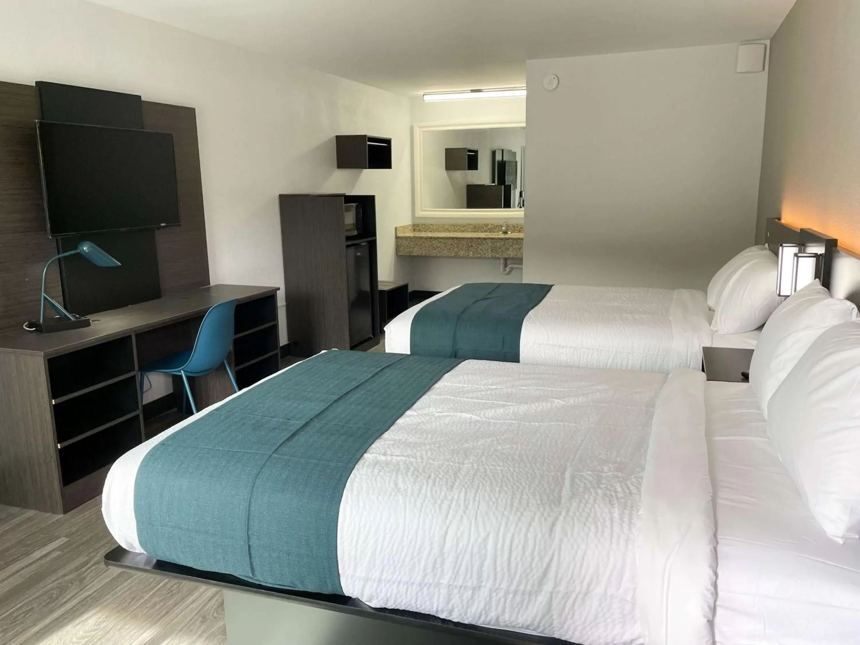 Deluxe Quadruple Room - Smoking in Motel 6 West Columbia SC Airport Deluxe Quadruple Room - Smoking in Motel 6 West Columbia SC Airport