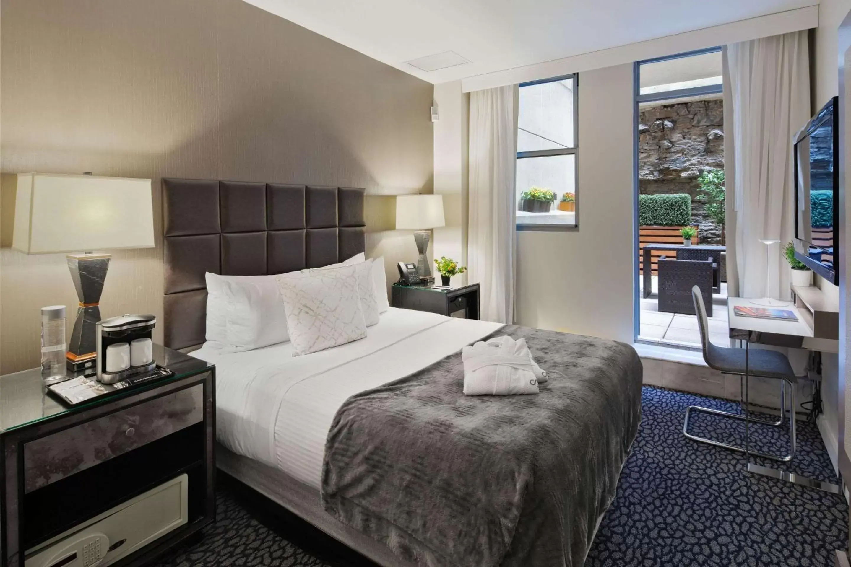 Photo of the whole room, Bed in The Historic Blue Angel Hotel Lexington Ave, Ascend Hotel Collection