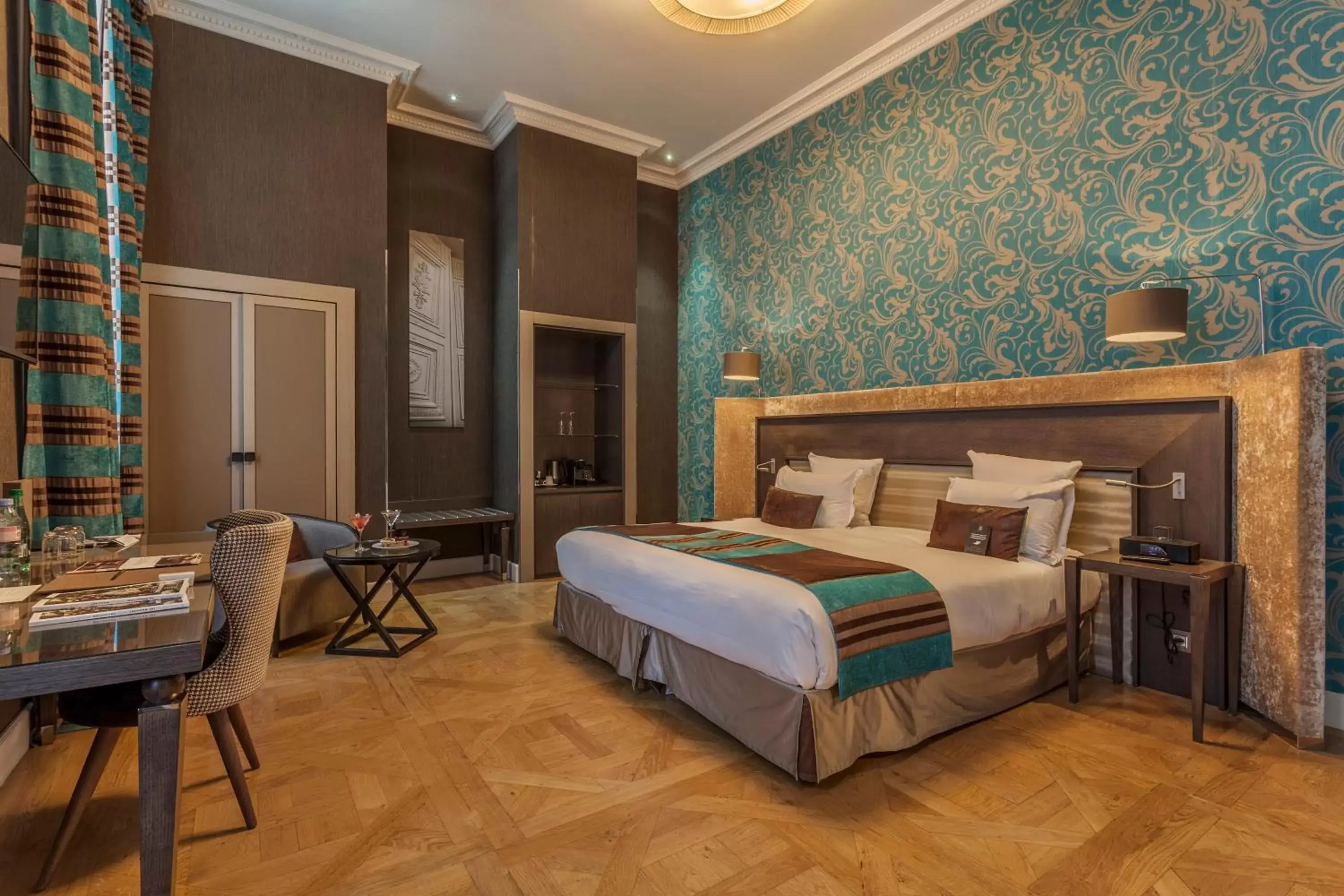 Photo of the whole room, Bed in La Cour des Consuls Hotel and Spa Toulouse - MGallery