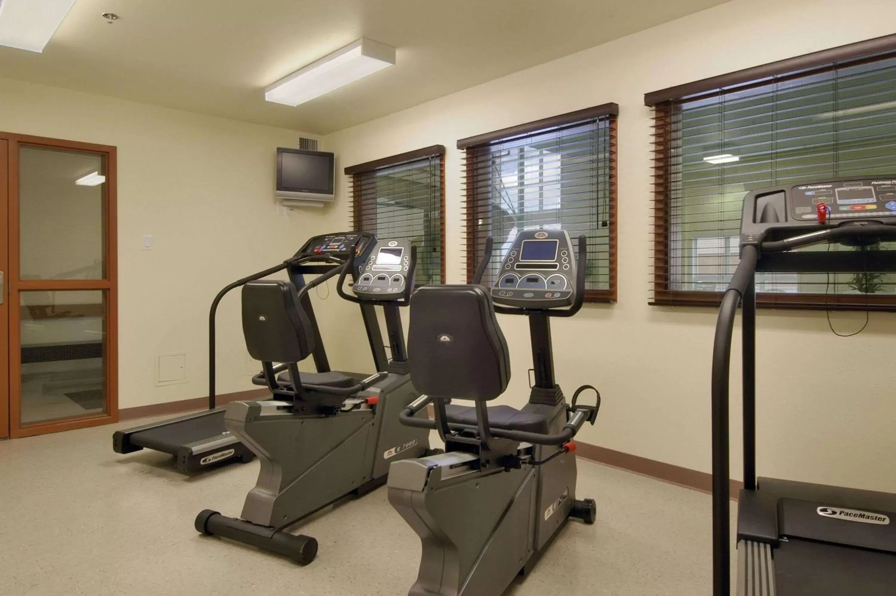 Fitness centre/facilities, Fitness Center/Facilities in Super 8 by Wyndham St-Jerome