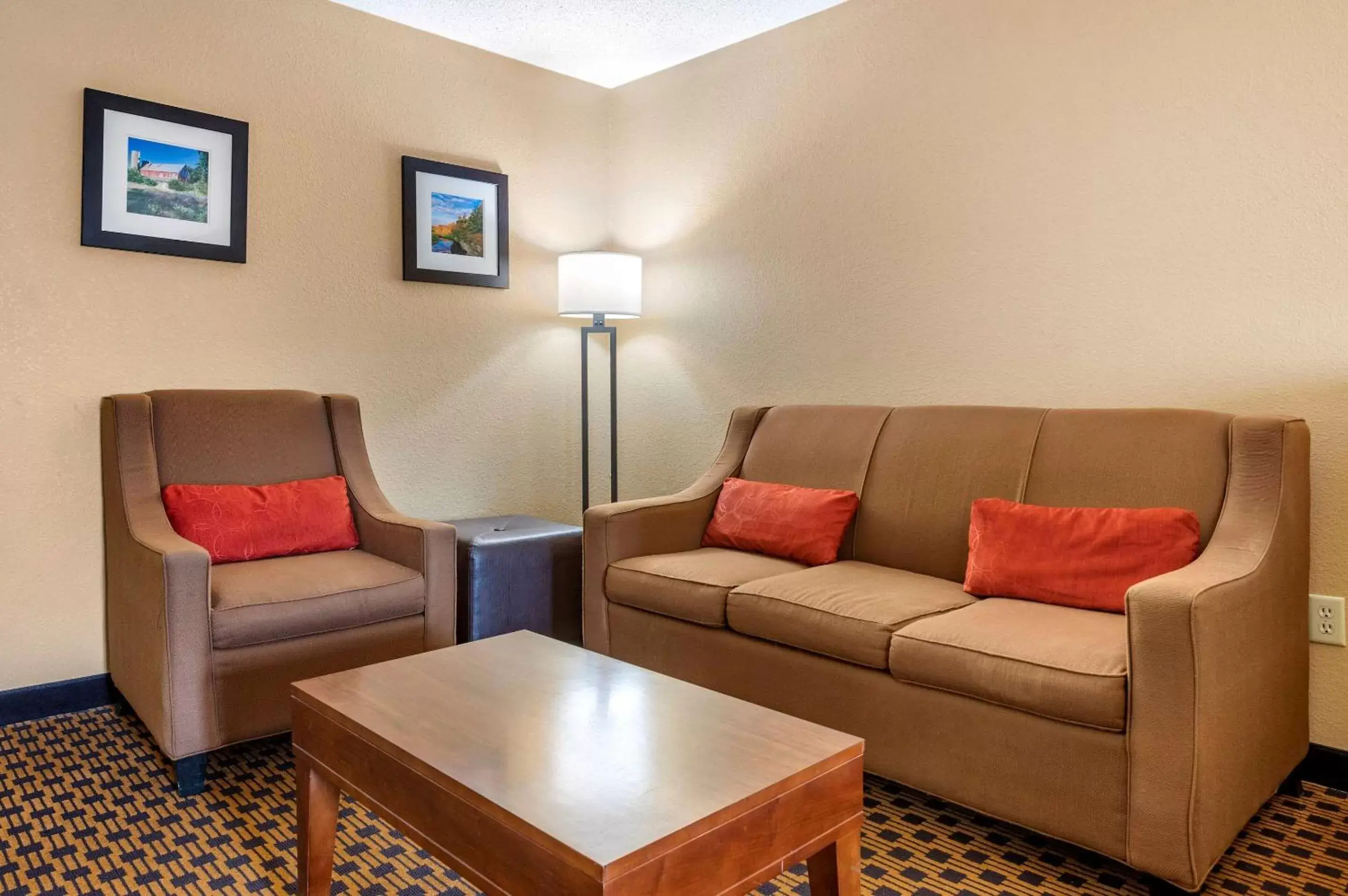 Bedroom, Seating Area in Comfort Inn Joliet West I-80