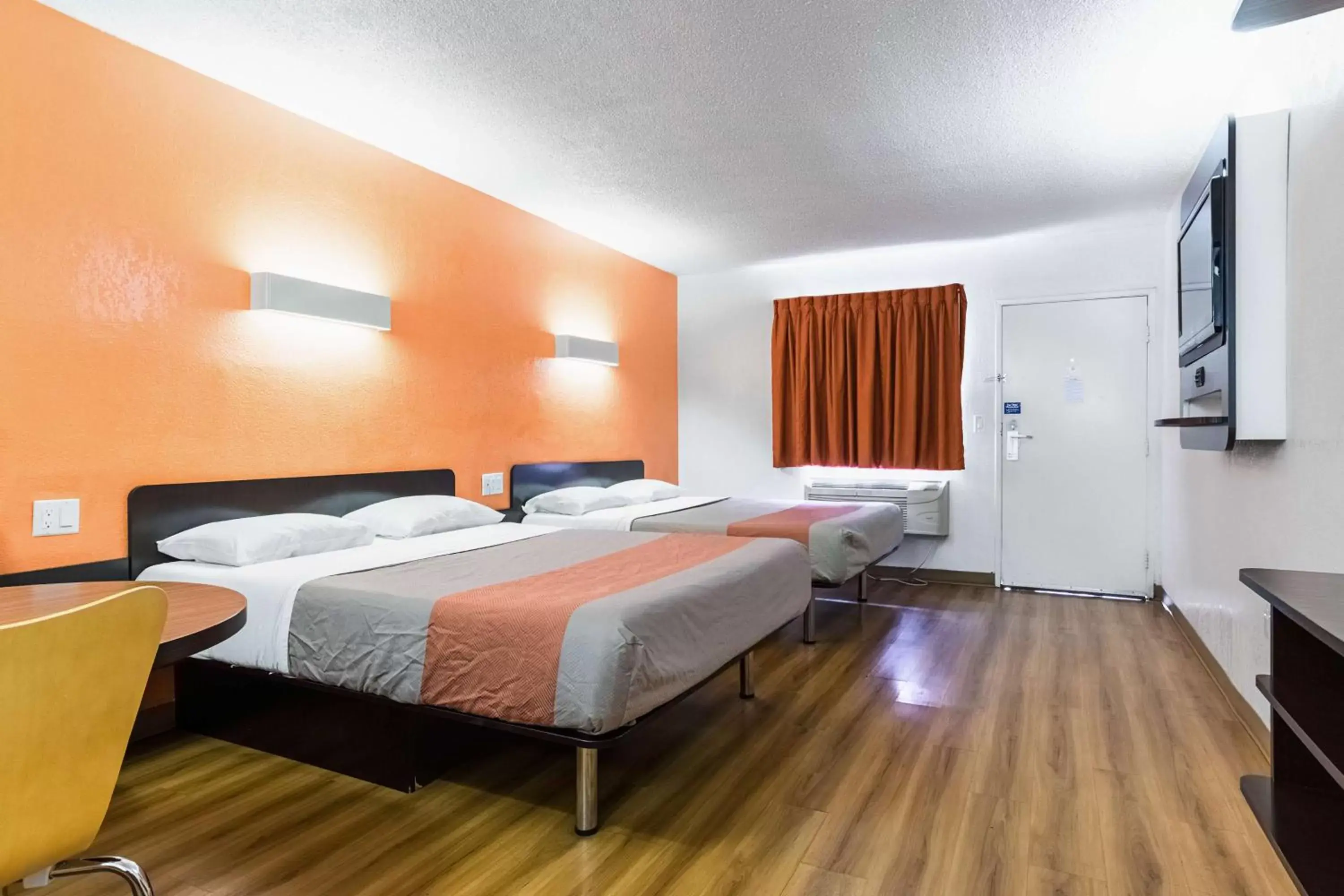 TV and multimedia, Bed in Motel 6-Long Beach, CA - International City