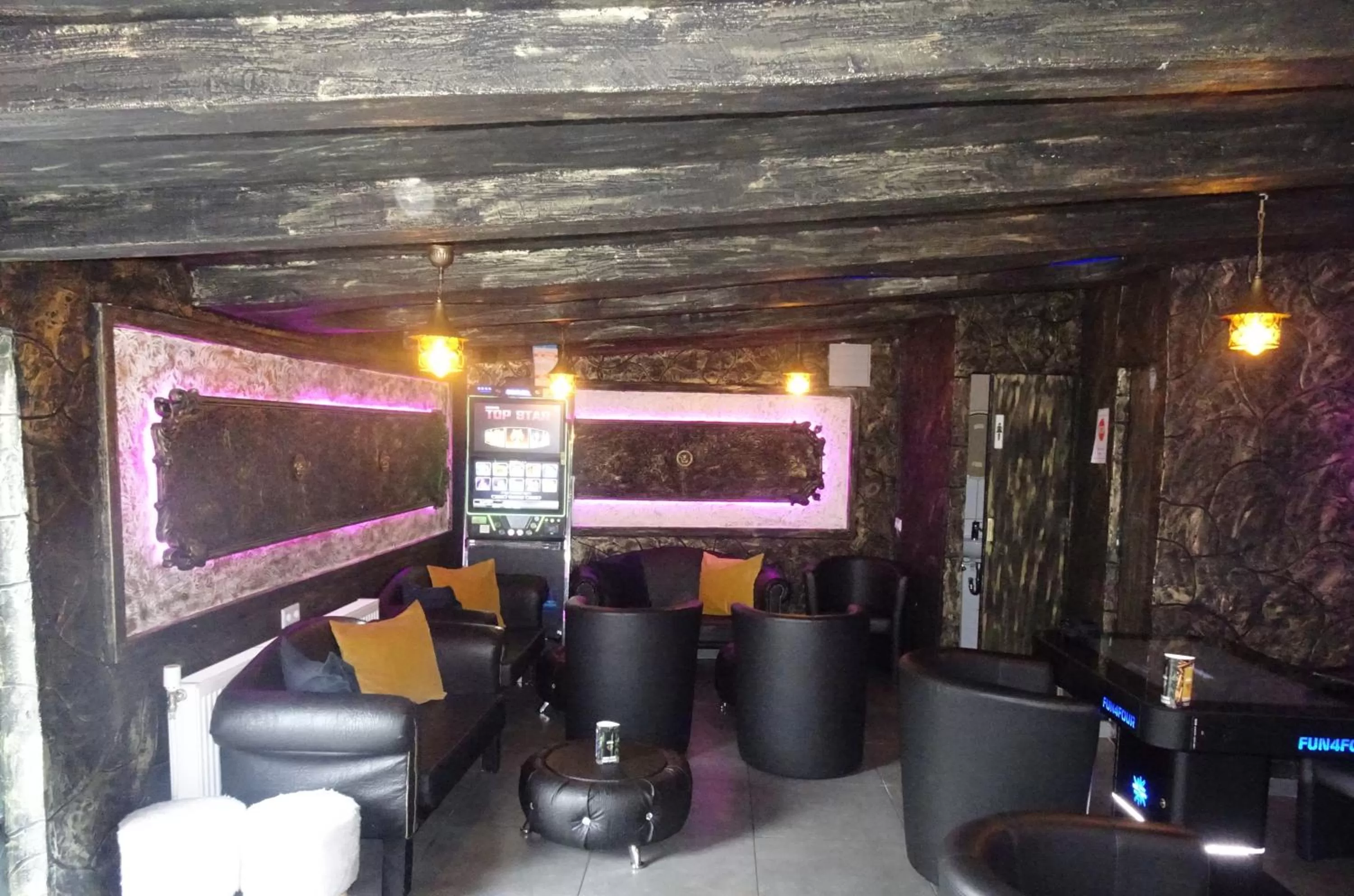 Communal lounge/ TV room in Hotel Deutscher Hof