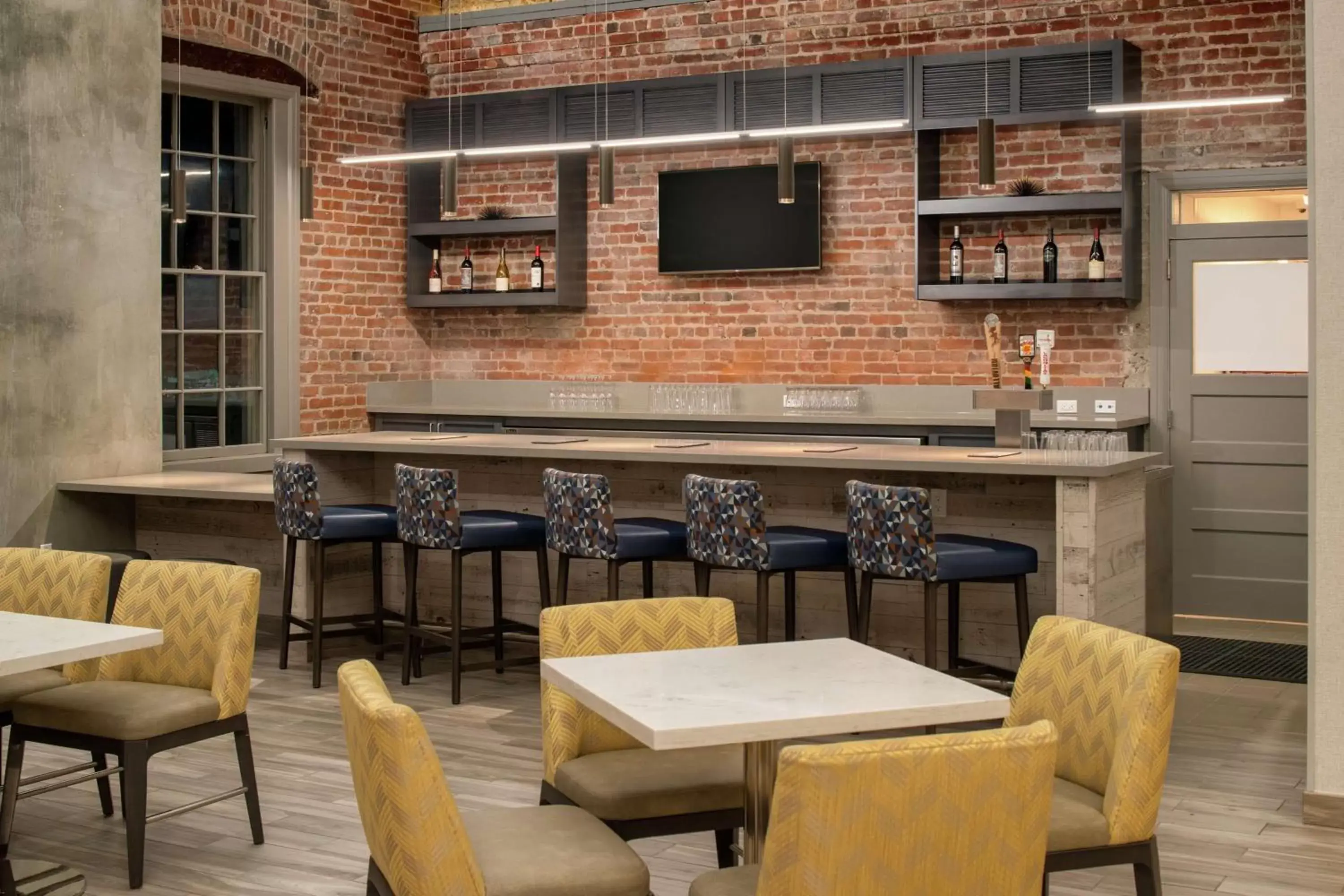 Lounge or bar in Hampton Inn Petaluma, Ca Lounge or bar in Hampton Inn Petaluma, Ca