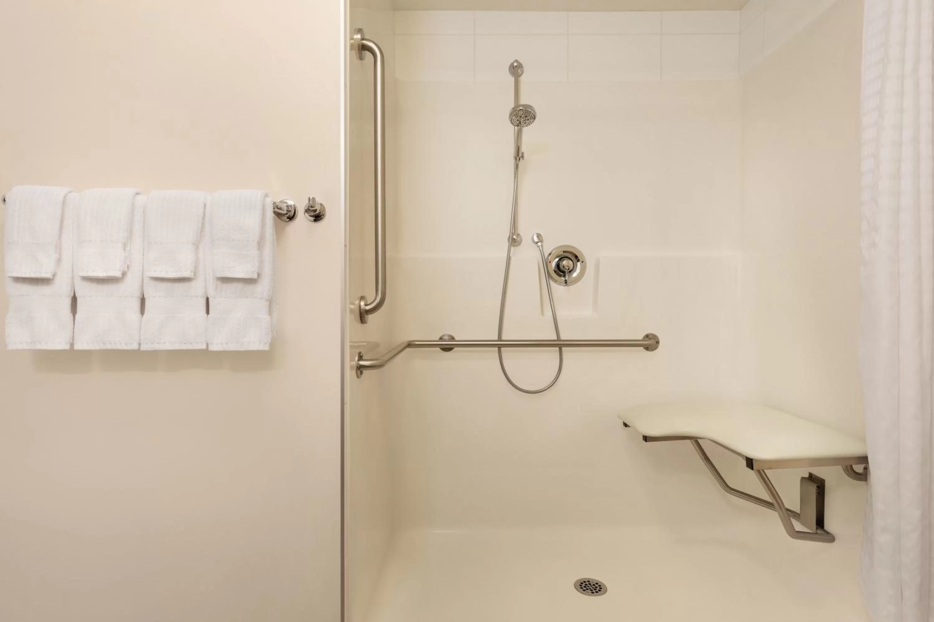 Shower in Park Inn by Radisson, Calgary Airport North, AB