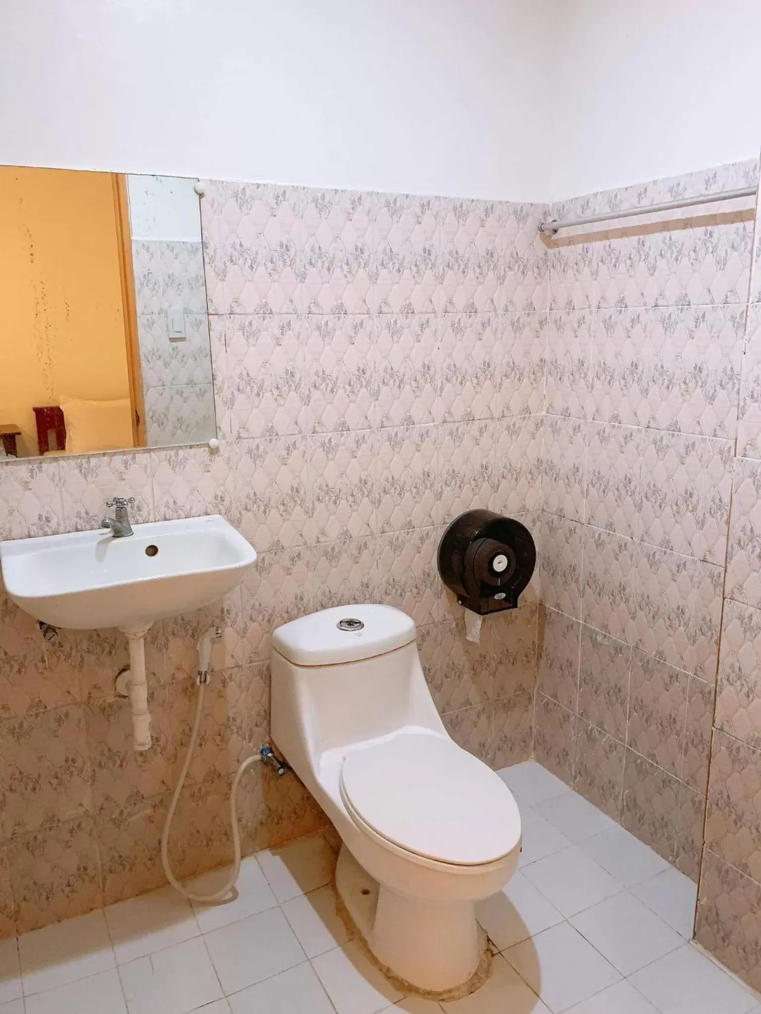 Shower, Bathroom in Luna Oslob Travellers Inn
