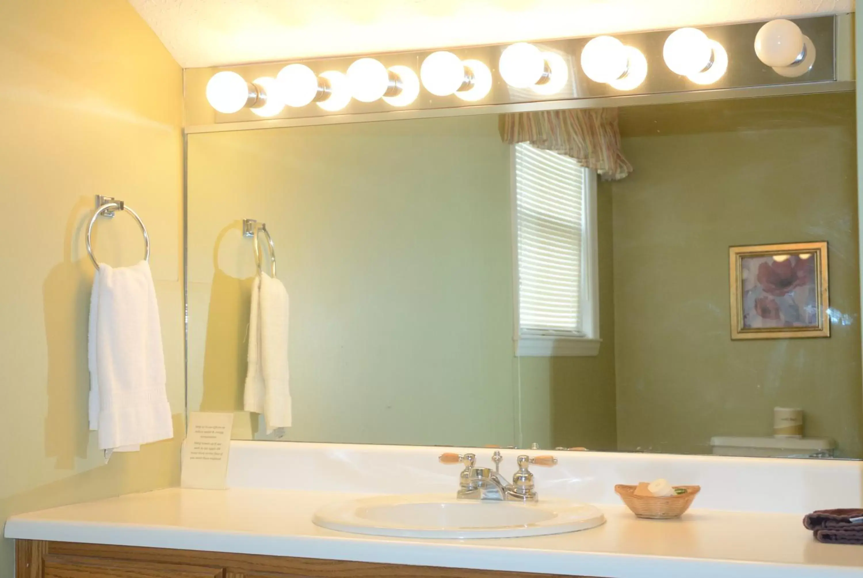 Bathroom in Four Seasons Country Inn