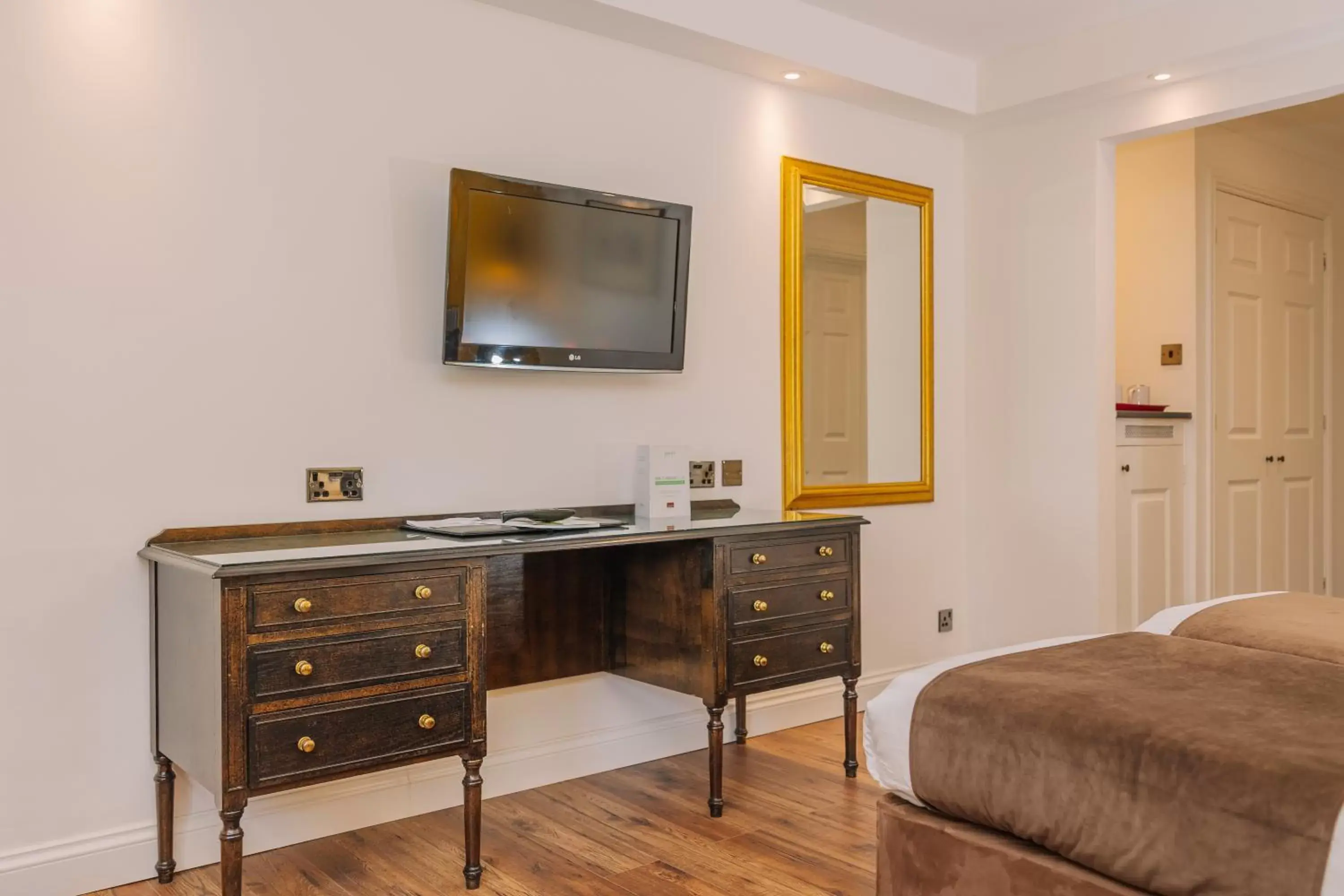 hair dresser, TV/Entertainment Center in Muthu Belstead Brook Hotel