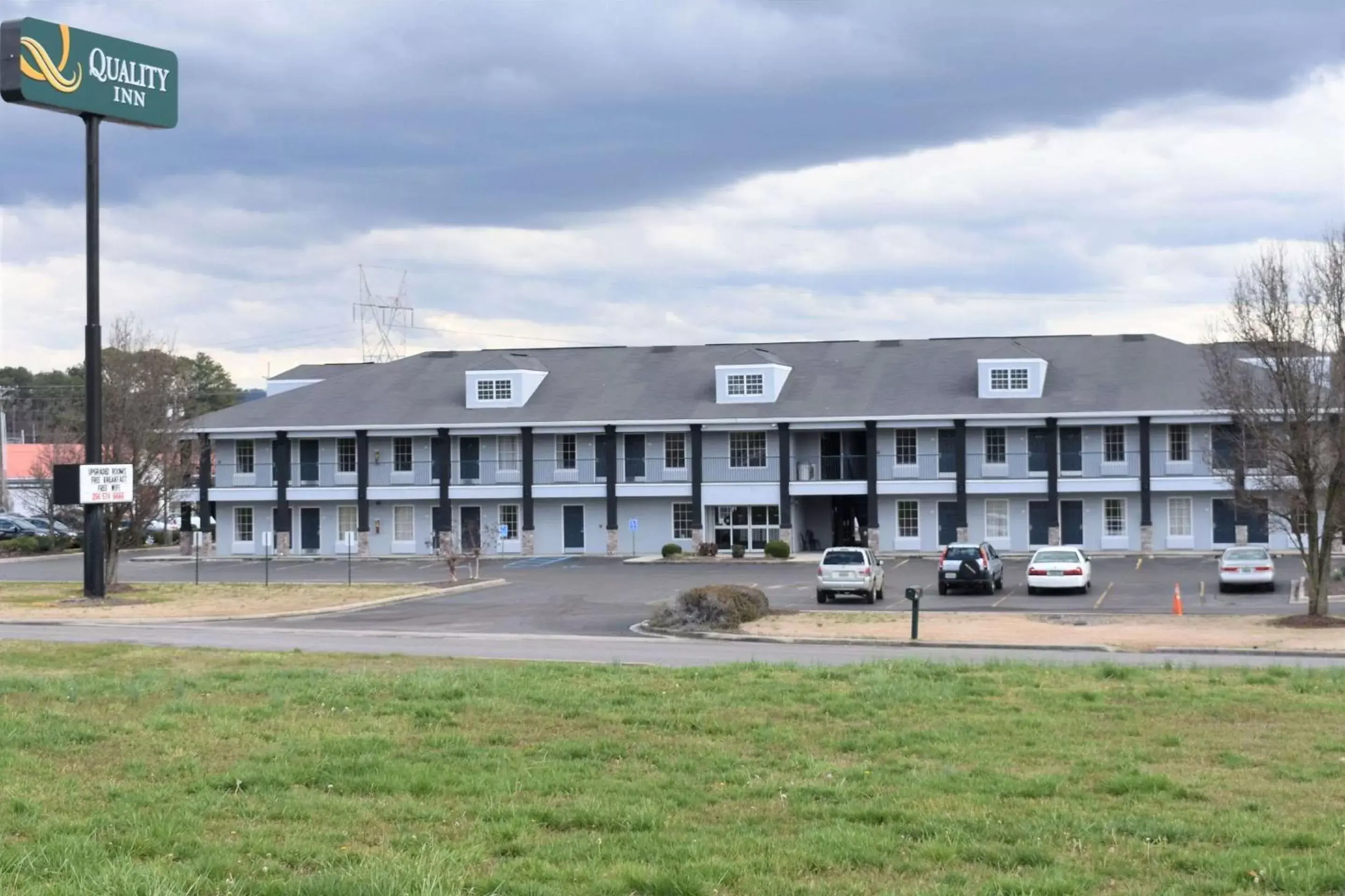 Property building in Quality Inn Scottsboro US-72-Lake Guntersville Area Property building in Quality Inn Scottsboro US-72-Lake Guntersville Area