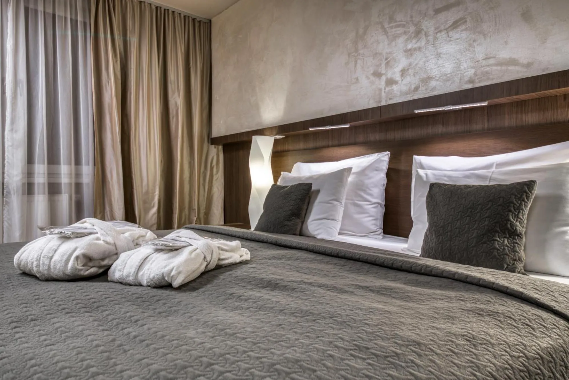 Bedroom, Bed in Volcano Spa Hotel