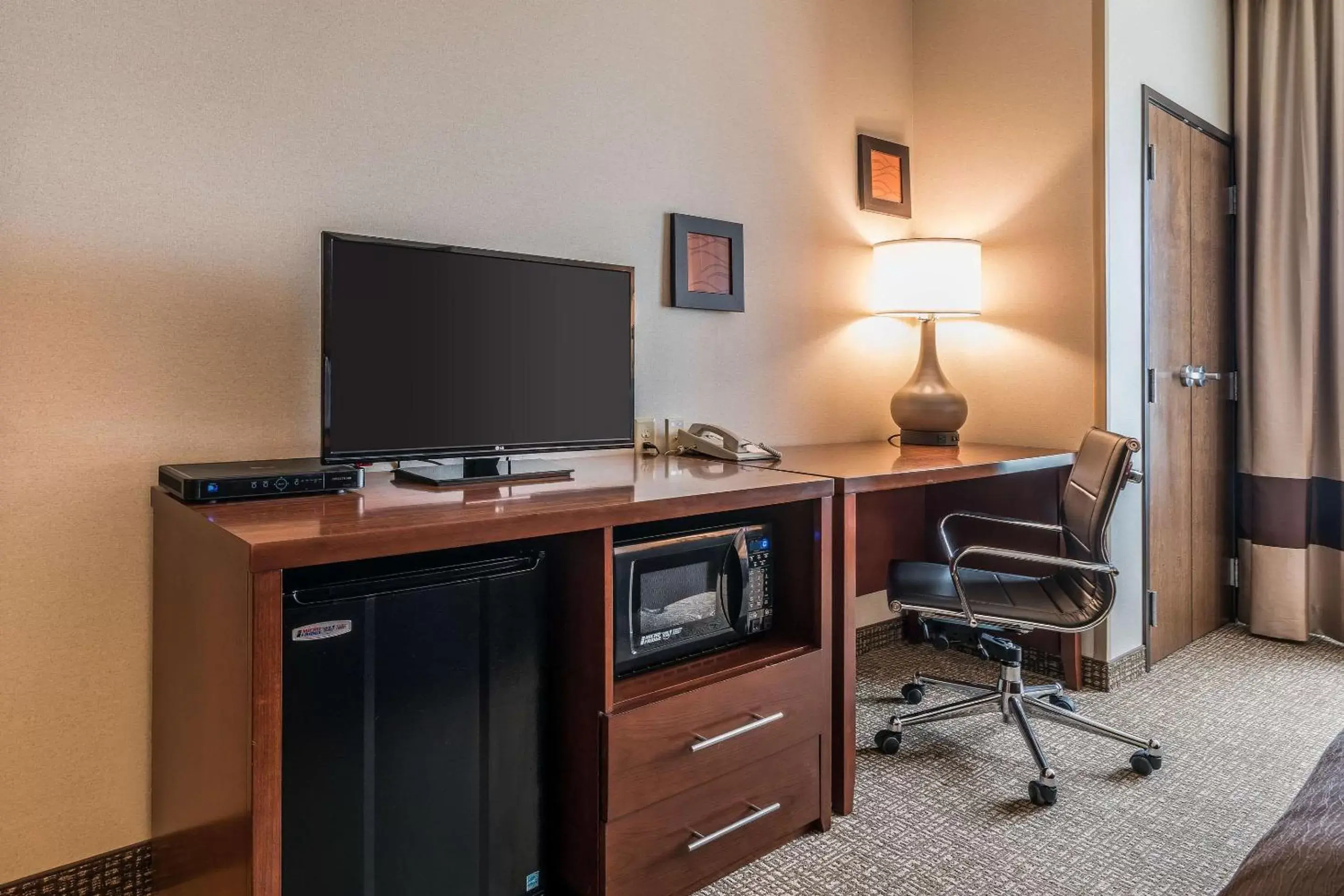 Photo of the whole room, TV/Entertainment Center in Comfort Inn & Suites Hermiston