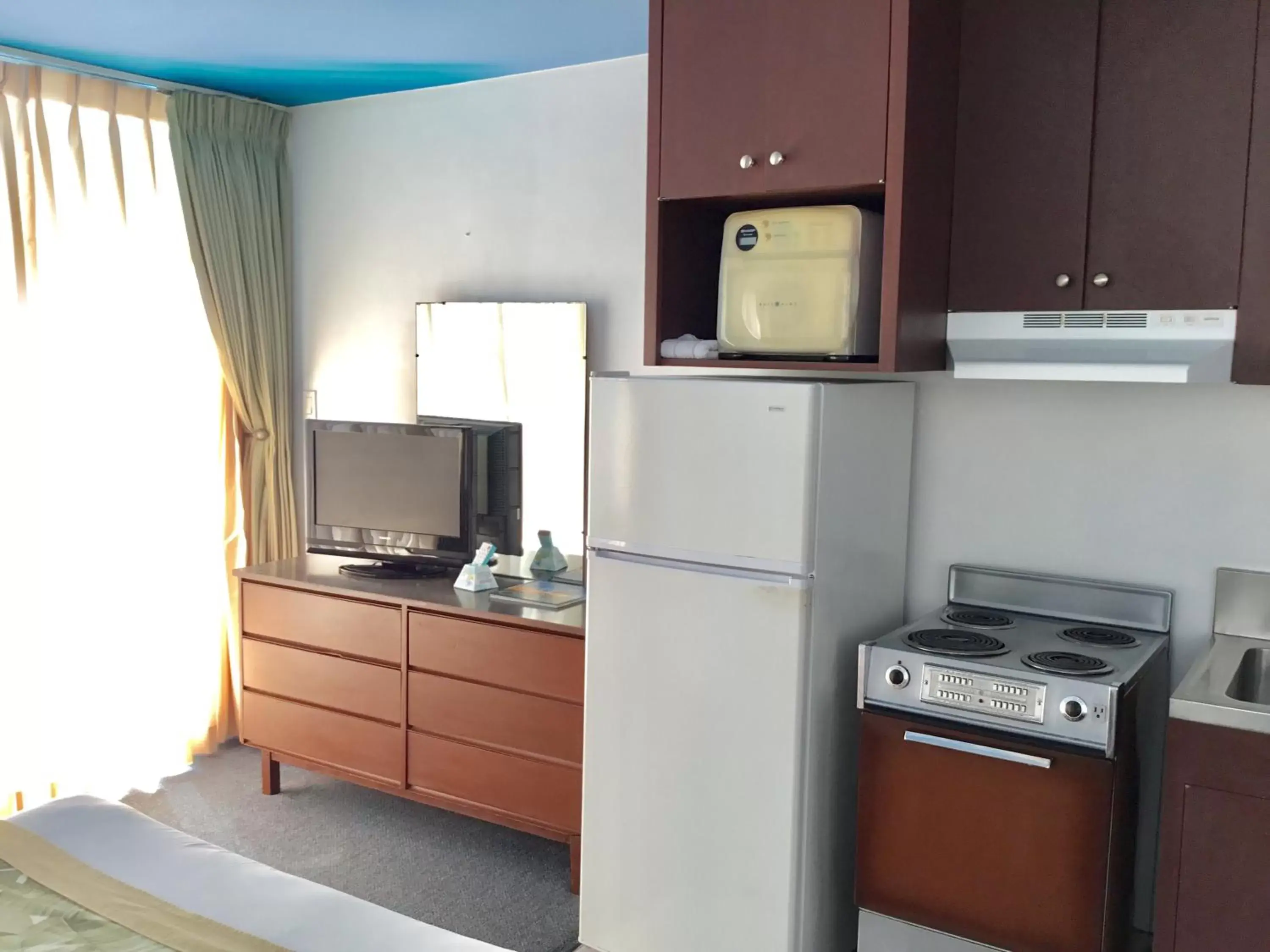 Kitchen or kitchenette, Kitchen/Kitchenette in Holiday Surf Hotel (with full kitchen)