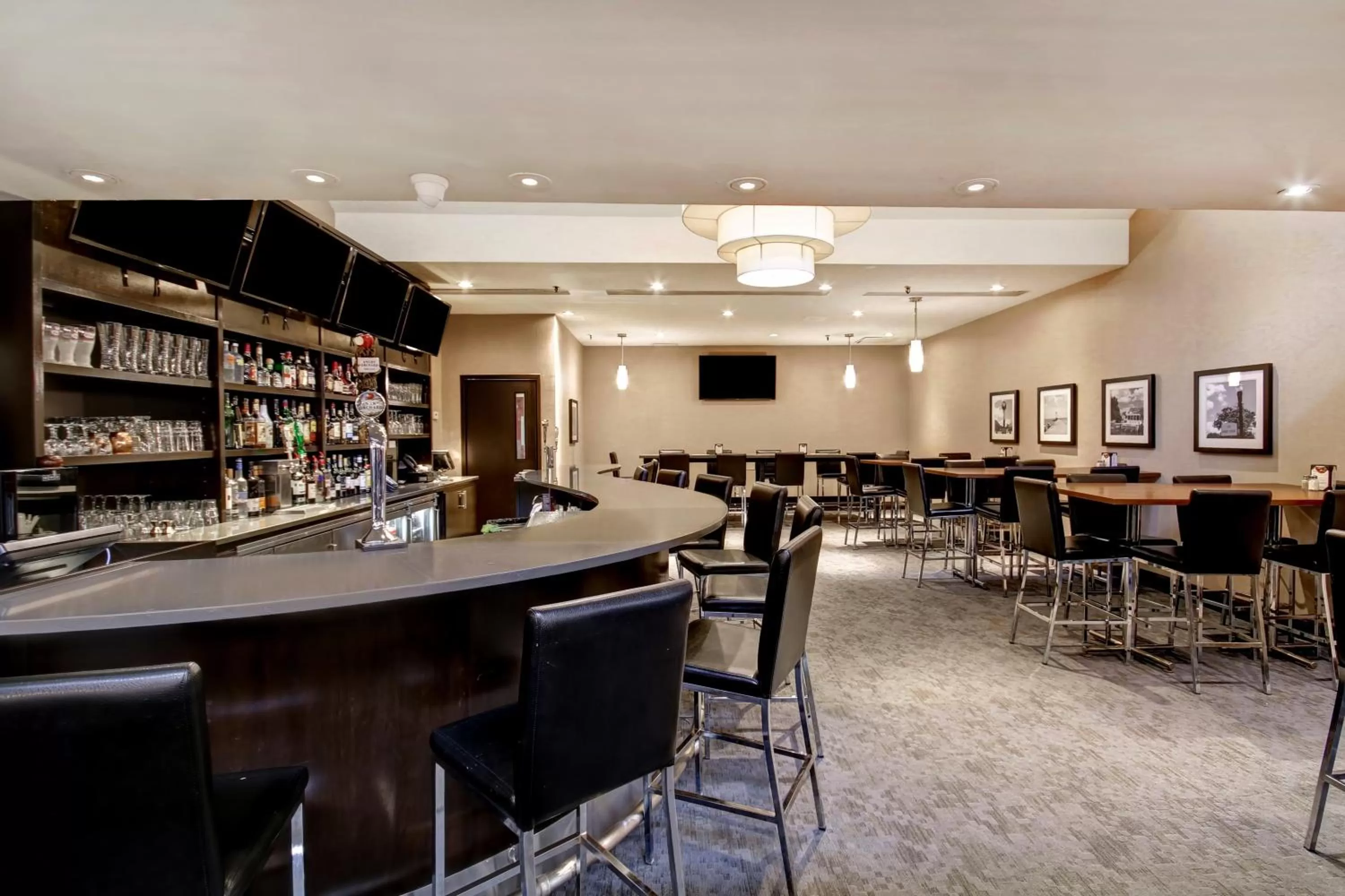 Lounge or bar in Holiday Inn Oakville Centre by IHG