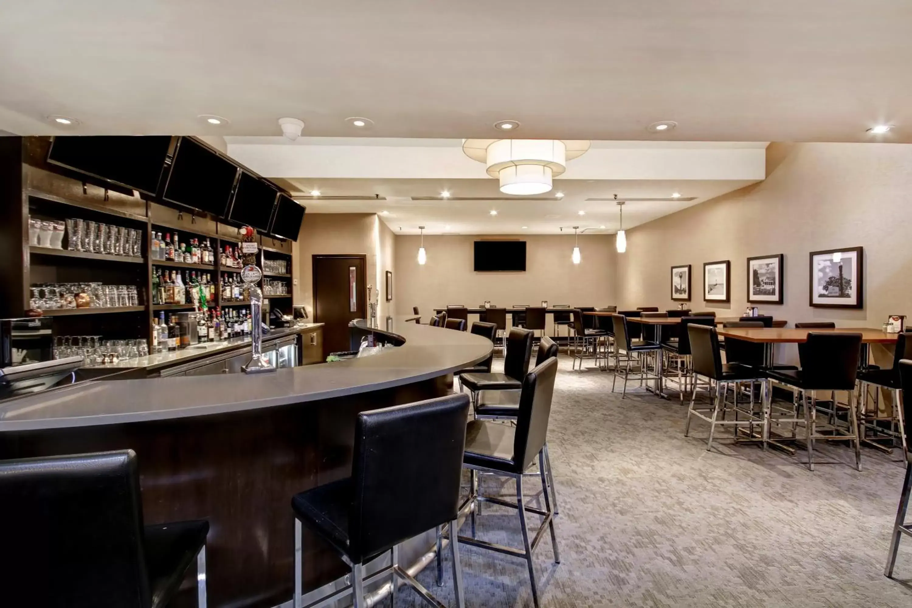 Lounge or bar, Lounge/Bar in Holiday Inn Oakville Centre, an IHG Hotel