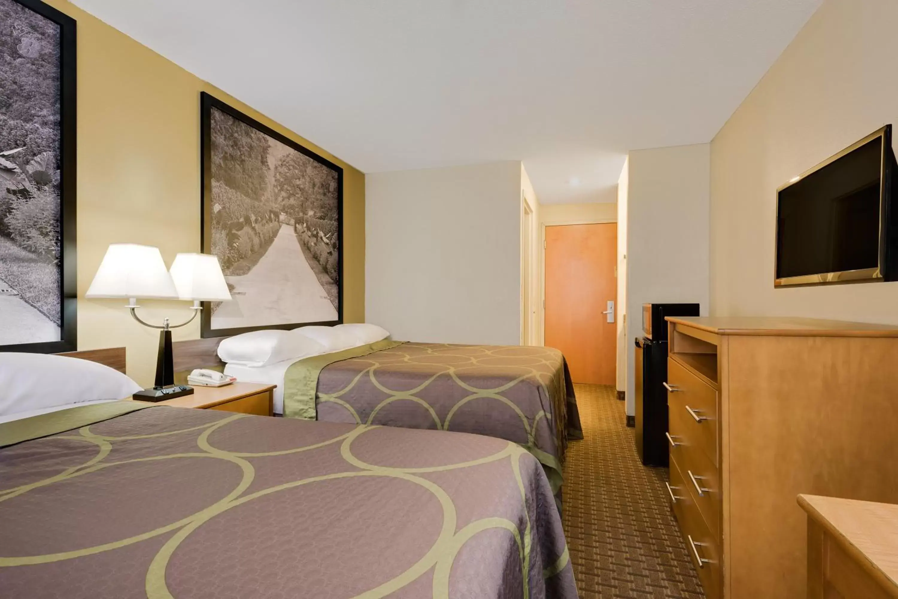 Photo of the whole room, Bed in Super 8 by Wyndham Allentown