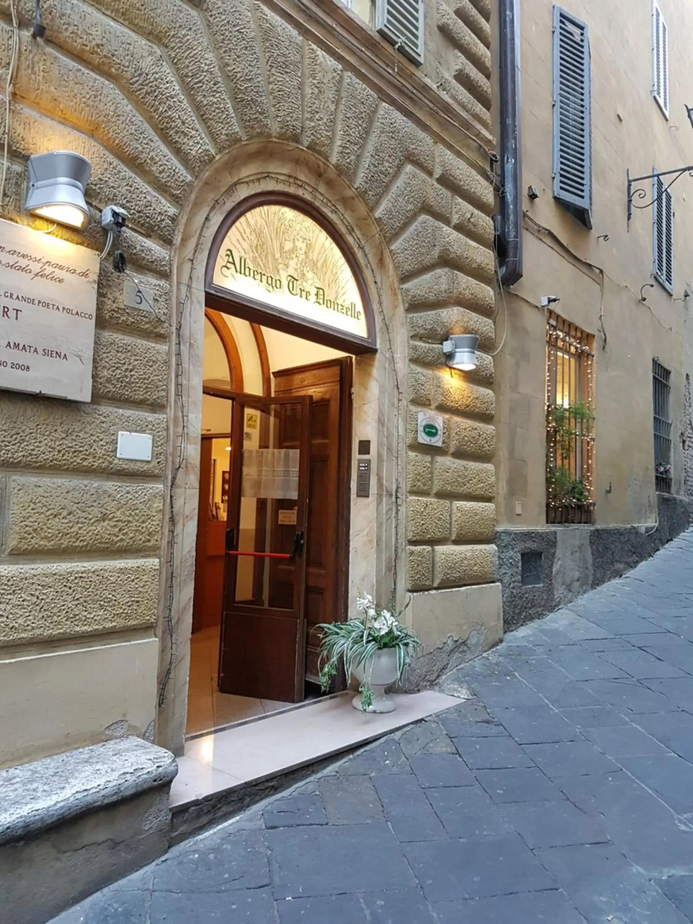 Facade/Entrance in Albergo Tre Donzelle