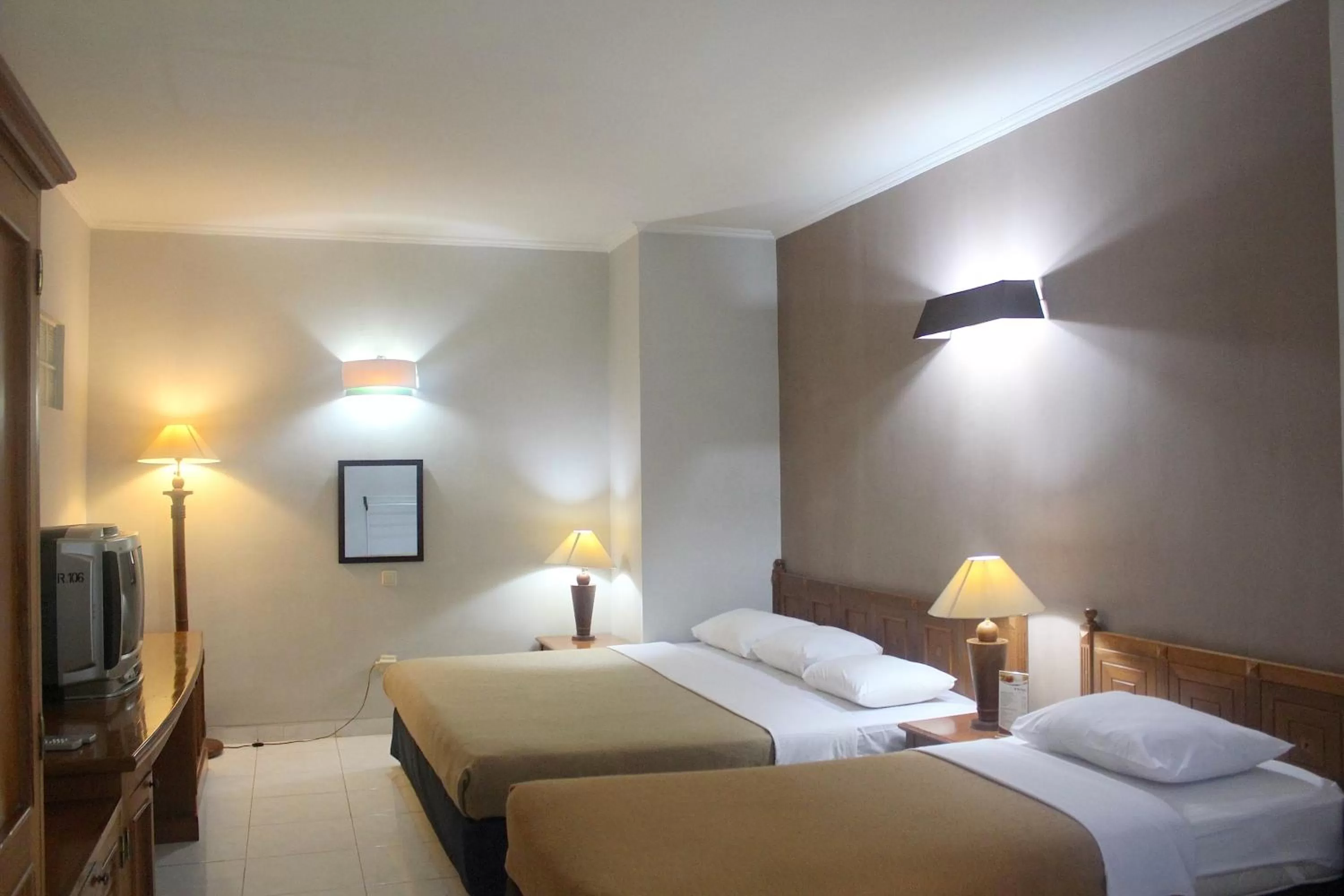 Bed in Hotel Winotosastro Garden