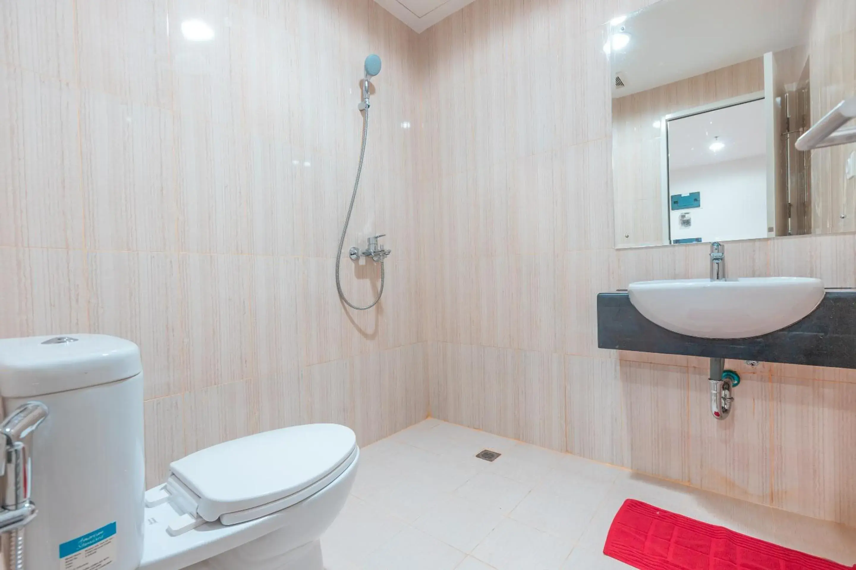 Bathroom in OYO 1948 Apartement Sentul Tower