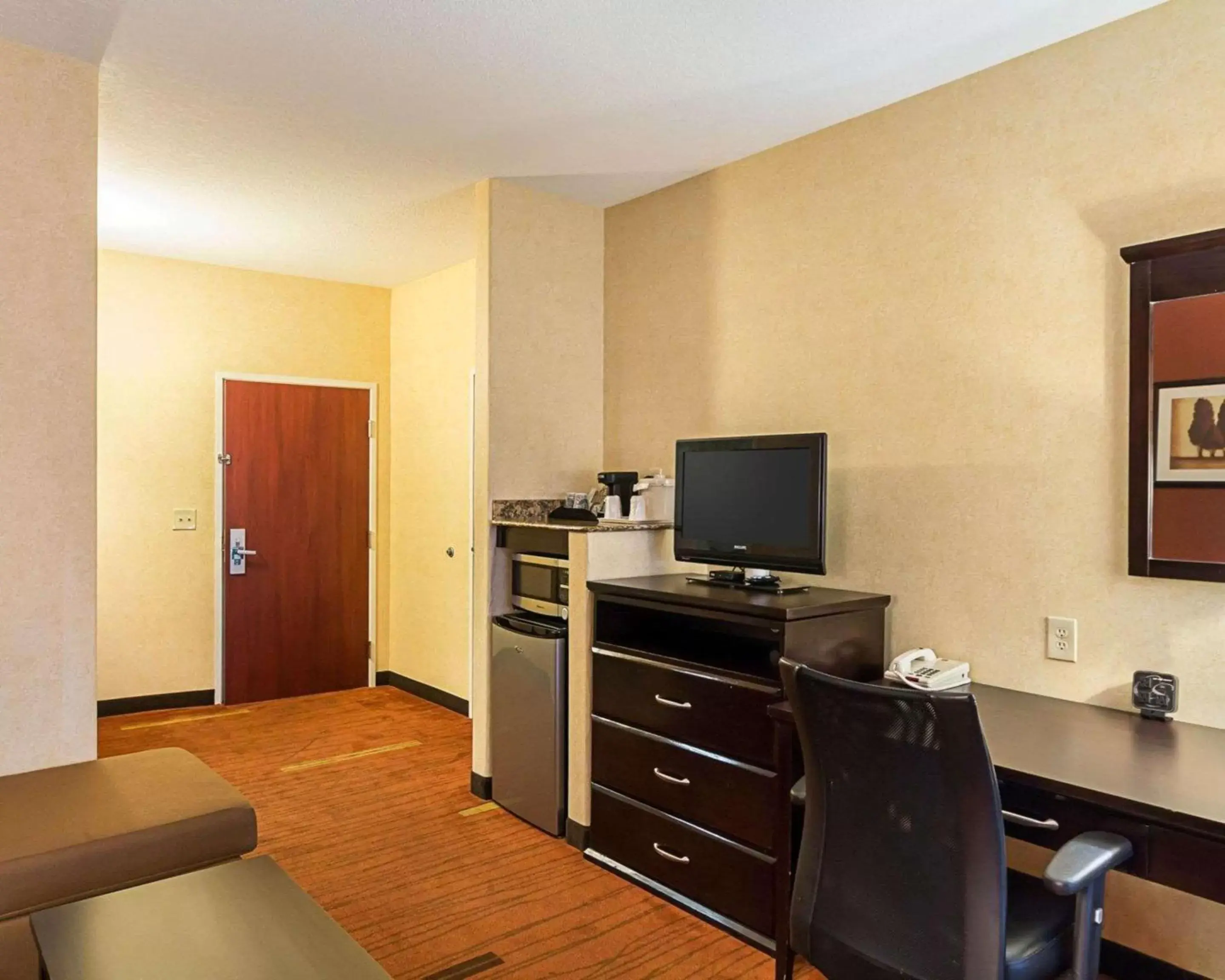 Photo of the whole room, TV/Entertainment Center in Comfort Suites Airport Wichita