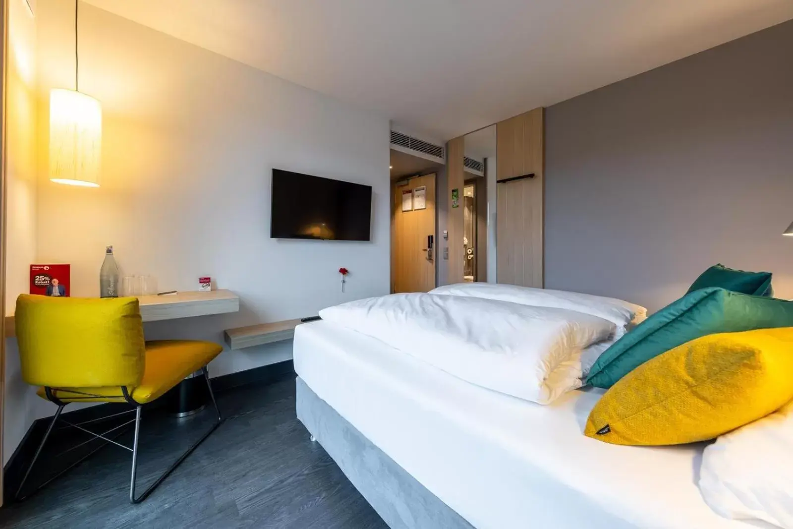 Photo of the whole room, Bed in Serways Hotel Hösel Photo of the whole room, Bed in Serways Hotel Hösel