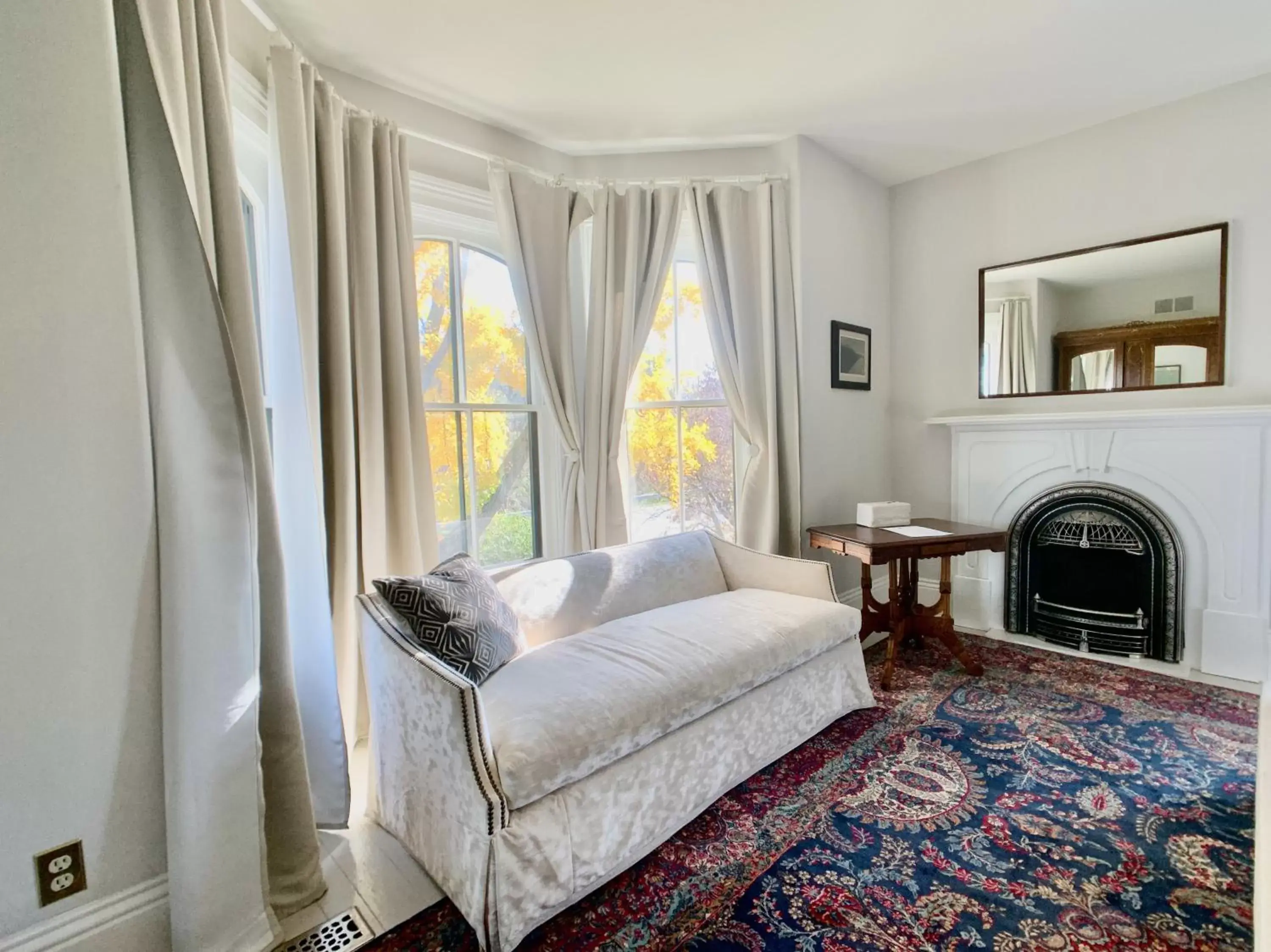 Seating area, Bed in Woodbourne Inn