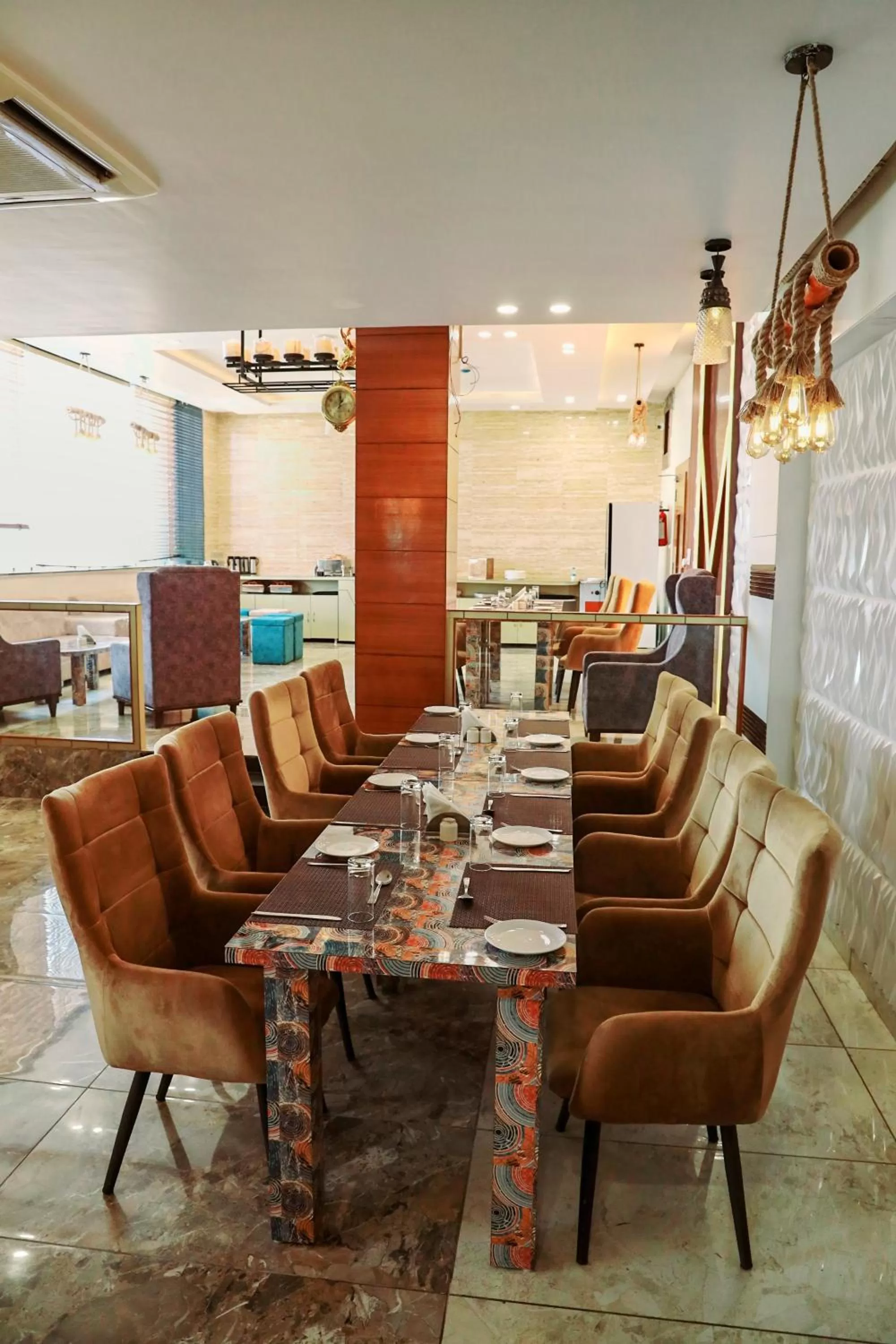 Restaurant/places to eat in Hotel Vasdaa Grand