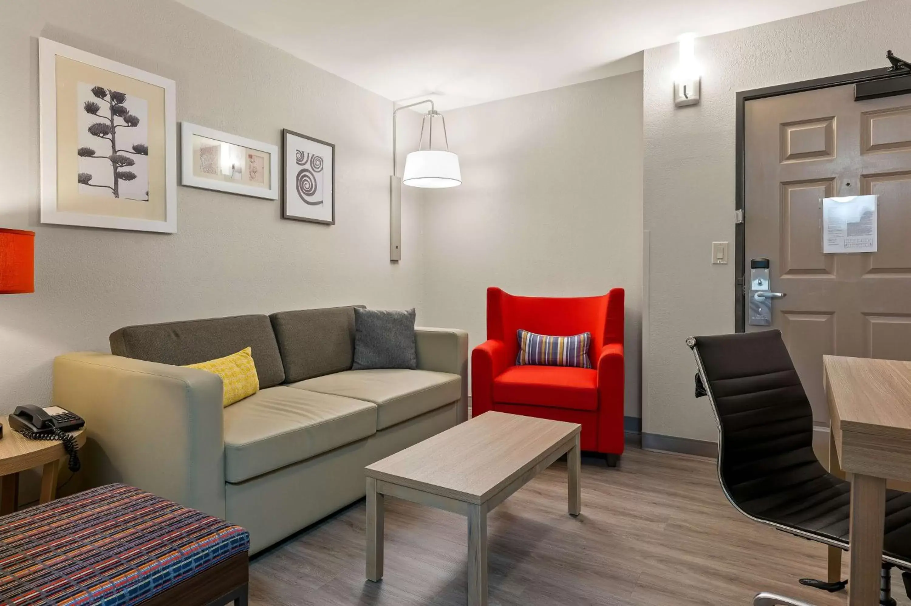 Photo of the whole room, Seating Area in Country Inn & Suites by Radisson, Asheville at Asheville Outlet Mall, NC