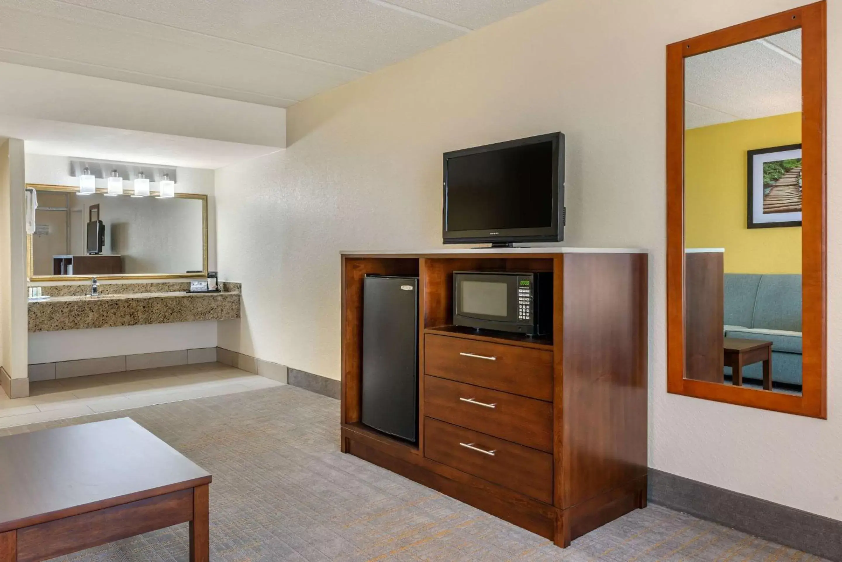 Photo of the whole room, TV/Entertainment Center in Quality Inn and Suites Riverfront