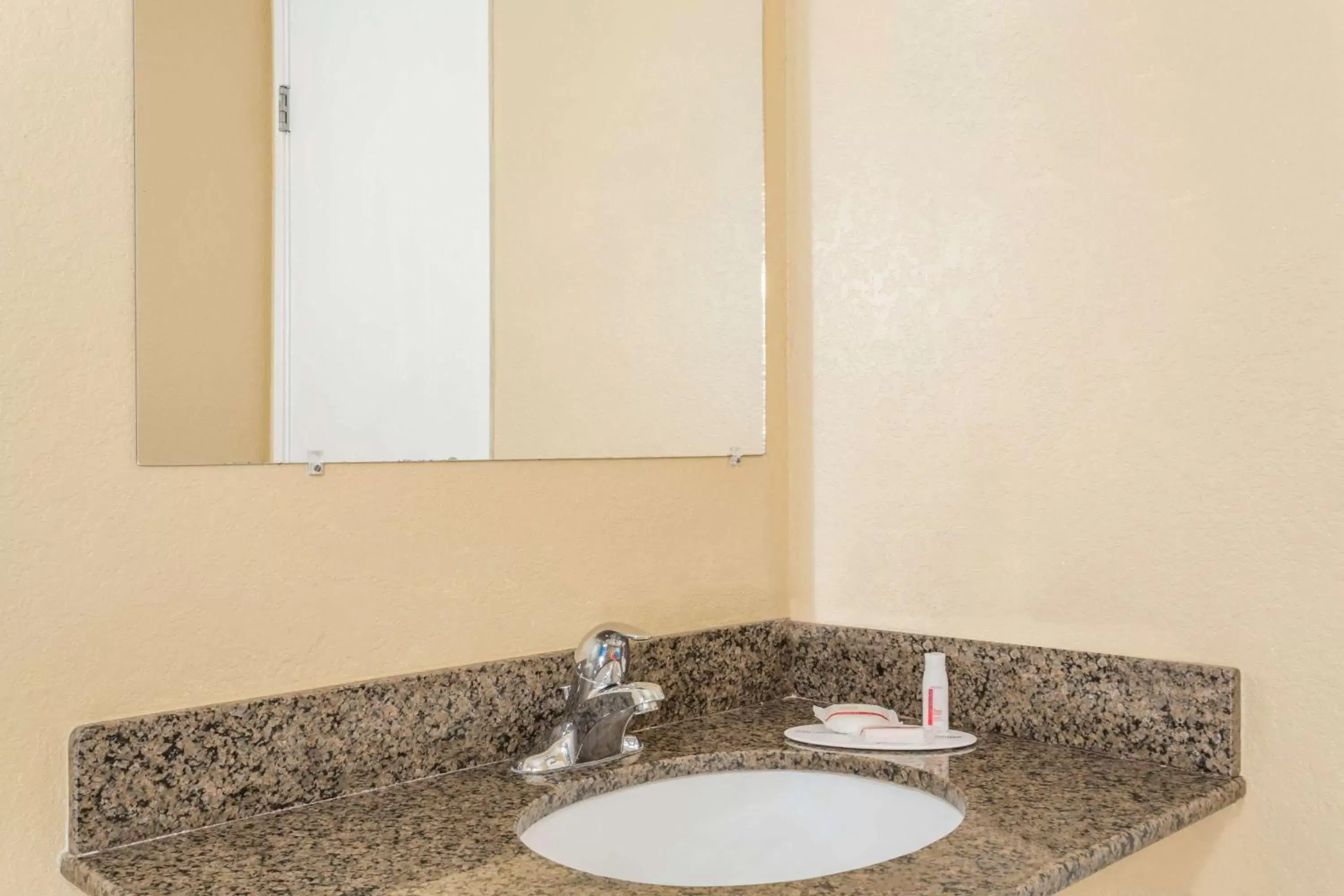 Photo of the whole room in Super 8 by Wyndham Nephi Photo of the whole room in Super 8 by Wyndham Nephi