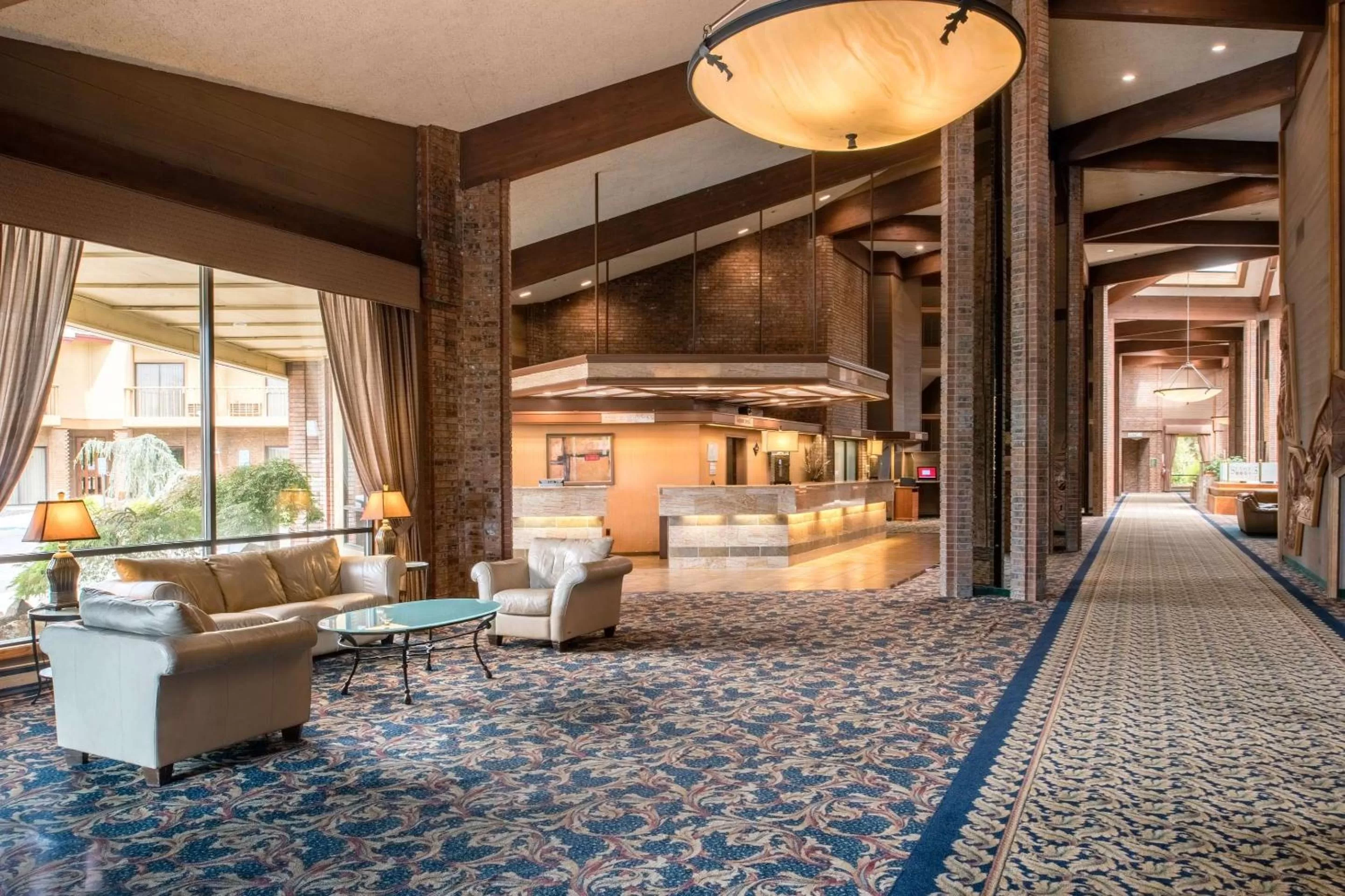 Communal lounge/ TV room in Red Lion Hotel Pasco Airport & Conference Center