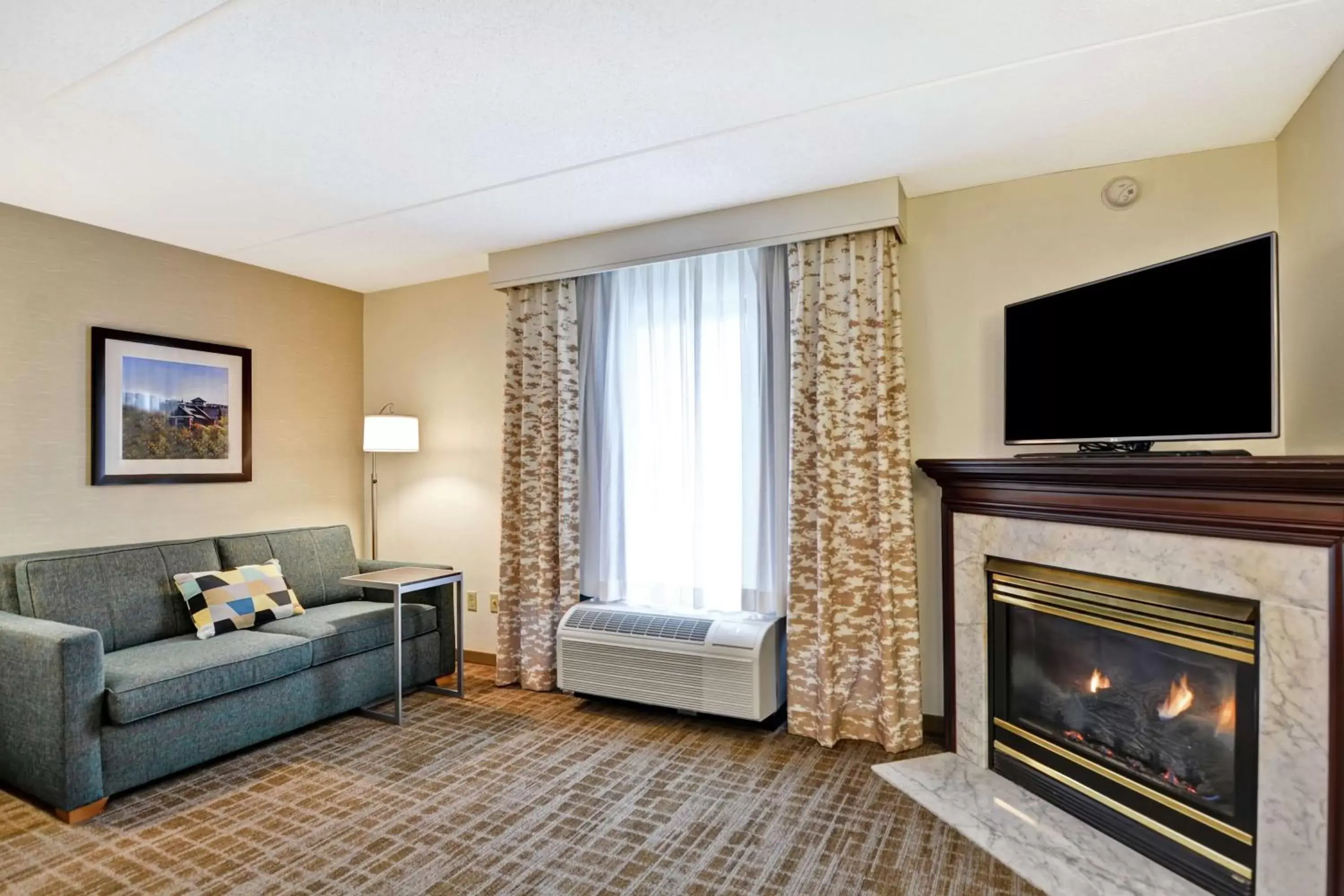 Living room, TV/Entertainment Center in Hampton Inn Scranton at Montage Mountain