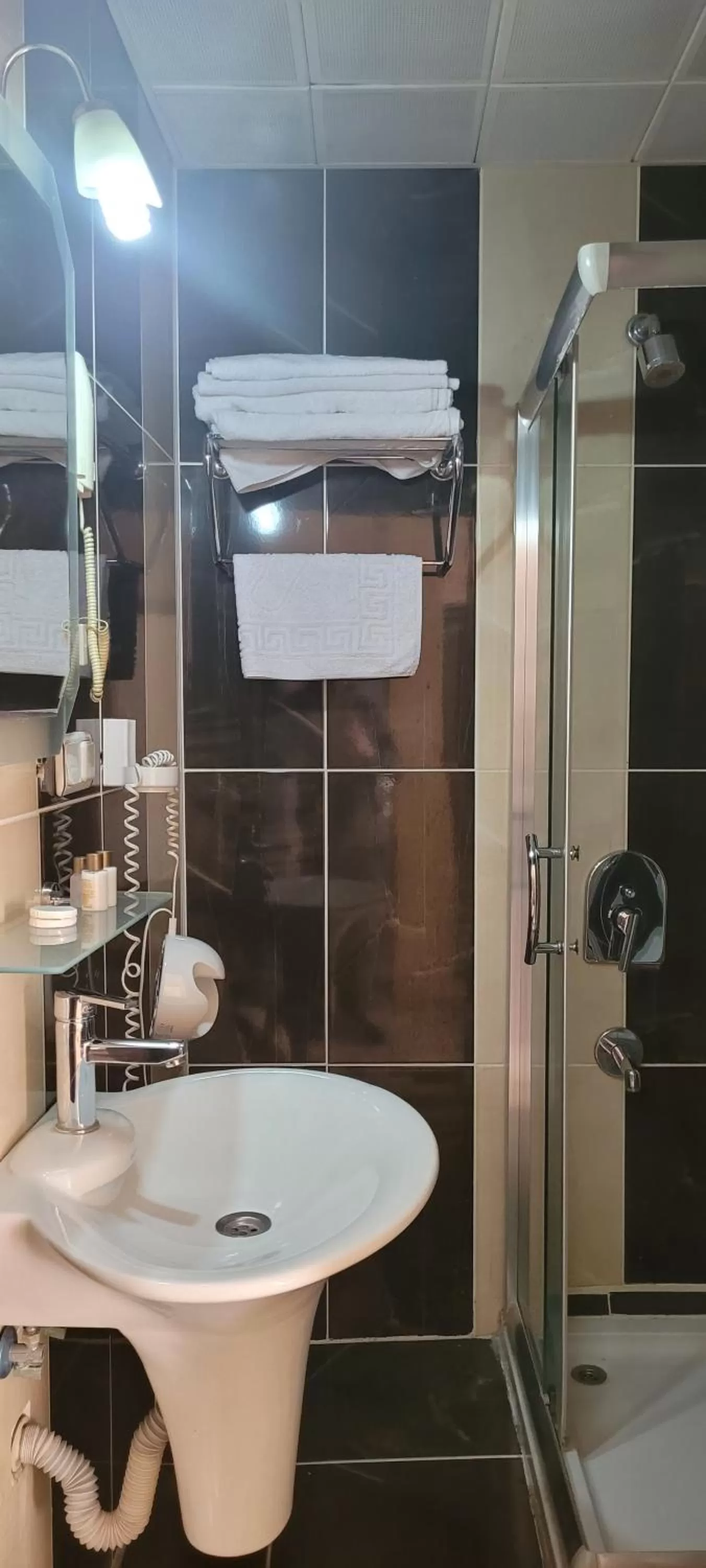 Shower in Güngören Hotel