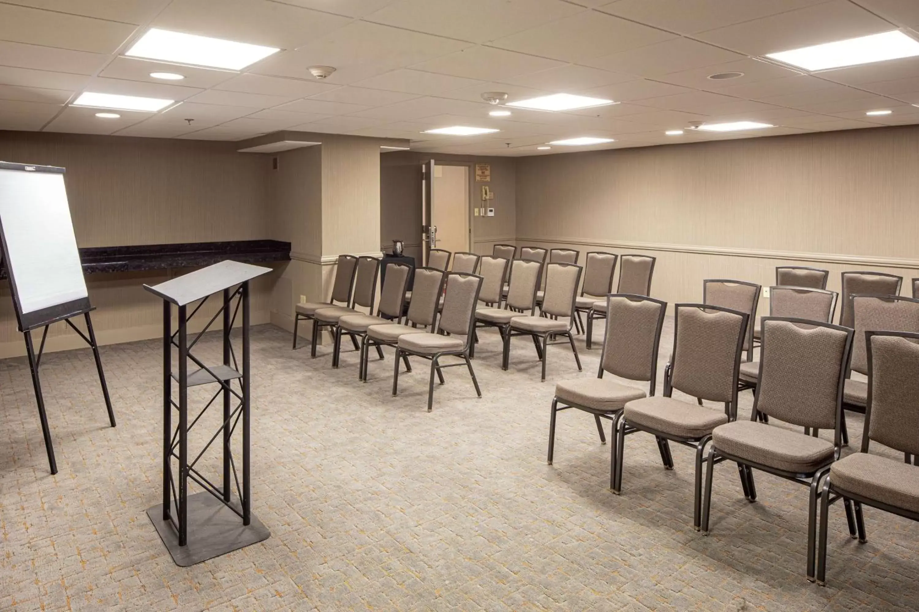 Meeting/conference room in DoubleTree by Hilton Pittsburgh-Green Tree