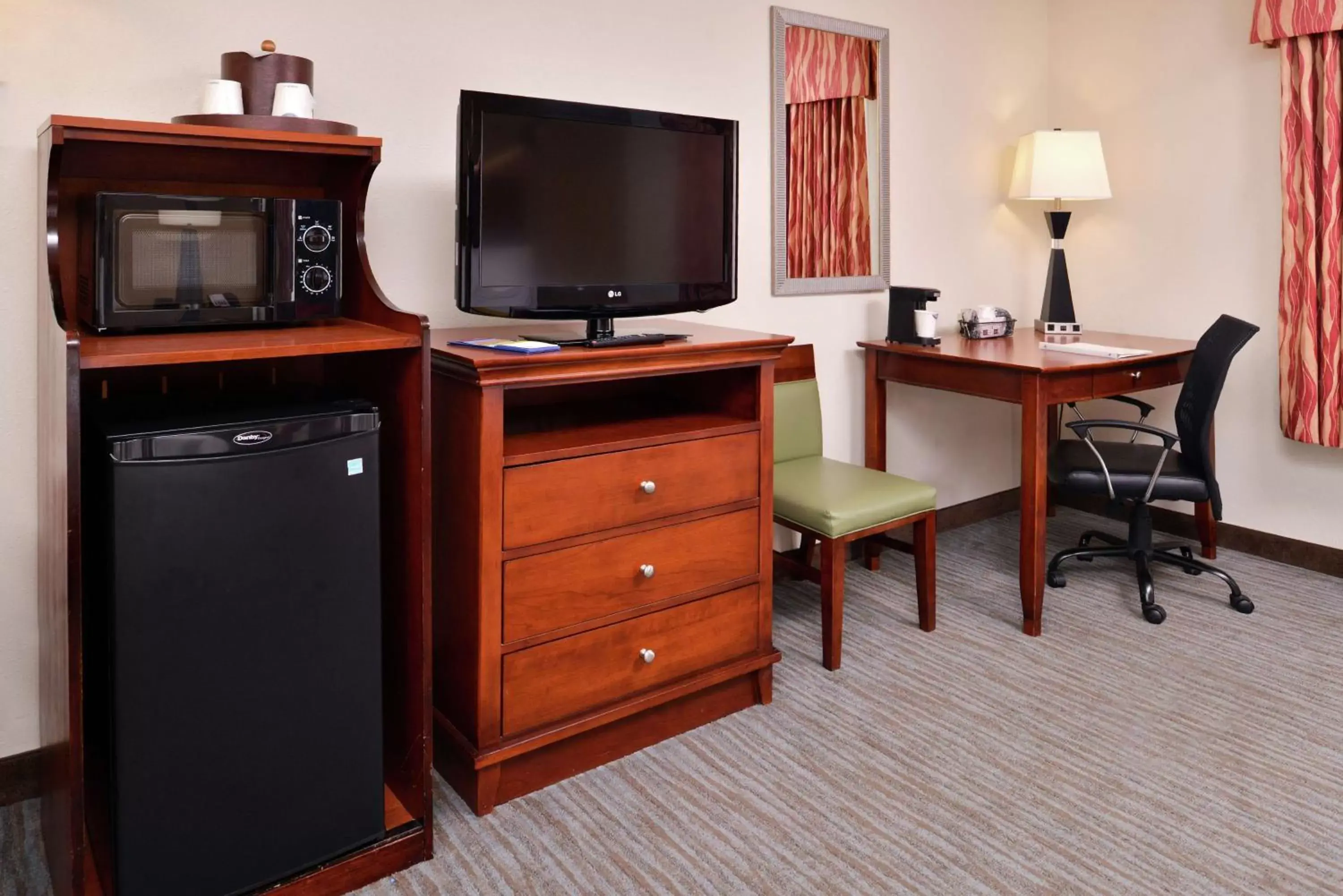 Bedroom, TV/Entertainment Center in Hampton Inn & Suites Cape Coral / Fort Myers