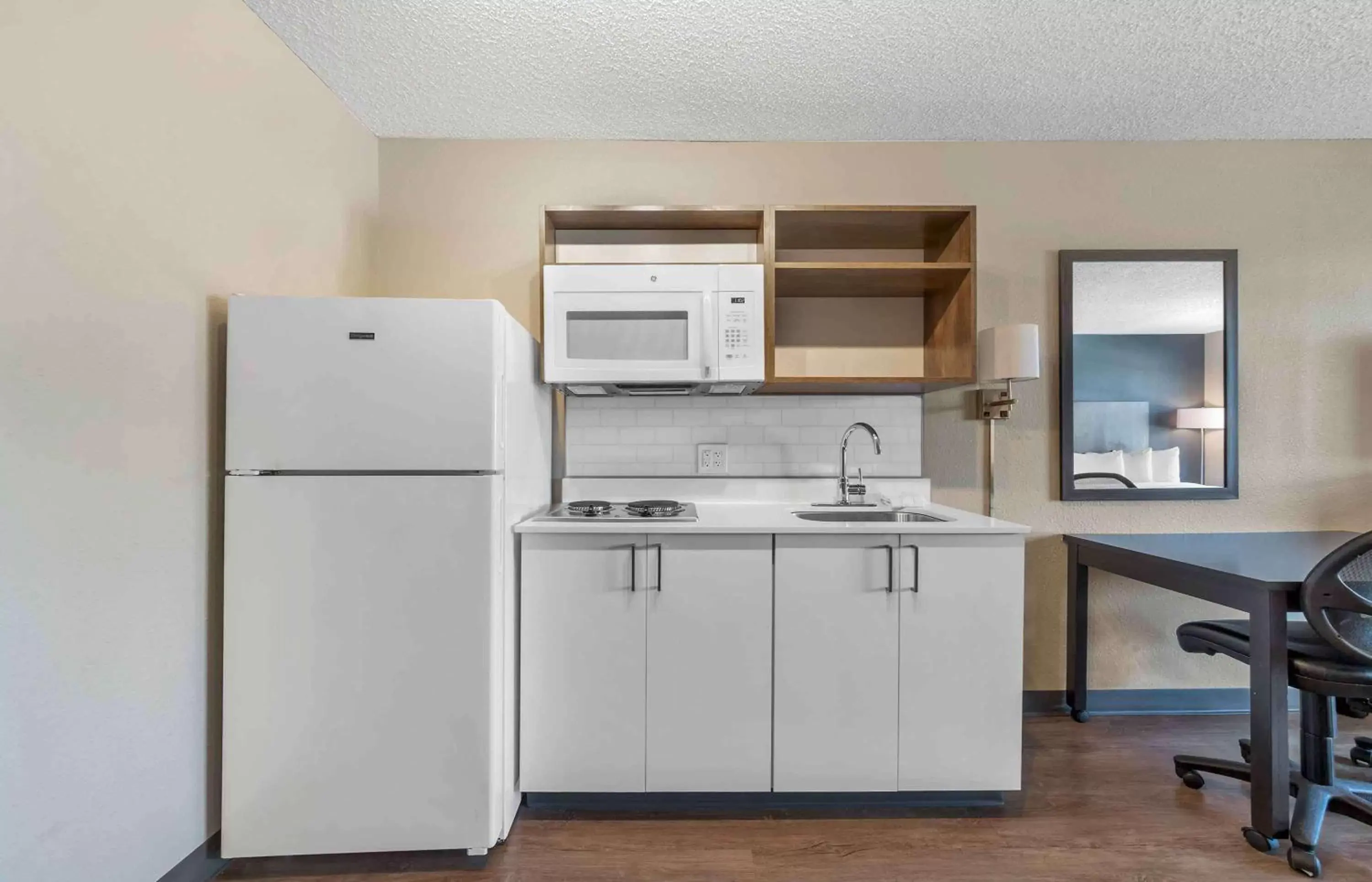 Bedroom, Kitchen/Kitchenette in Extended Stay America Premier Suites - Fort Lauderdale - Convention Center - Cruise Port