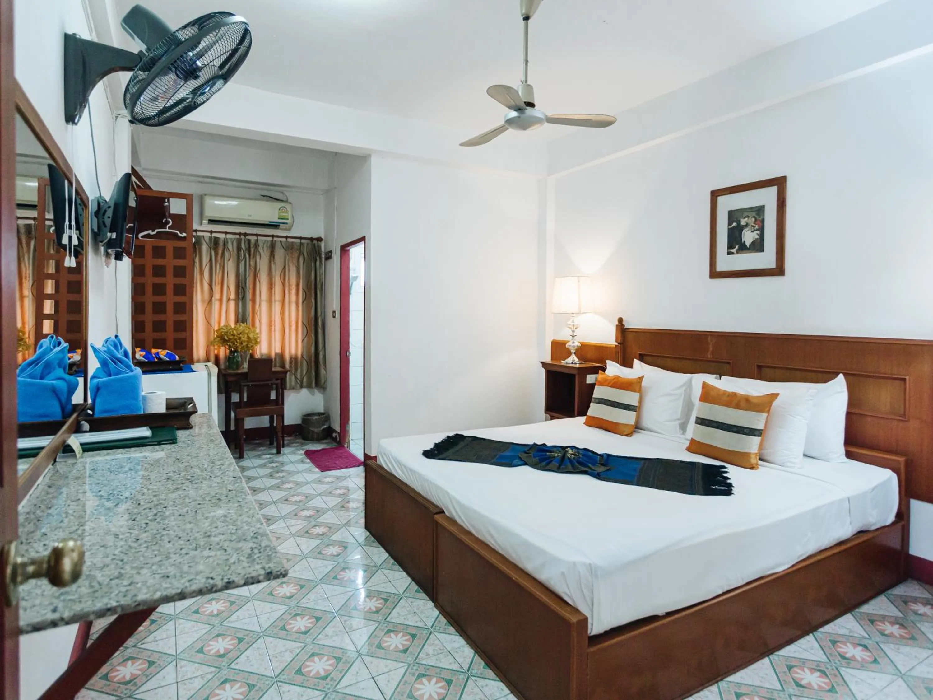 Photo of the whole room, Bed in Rendezvous Oldtown Chiangmai