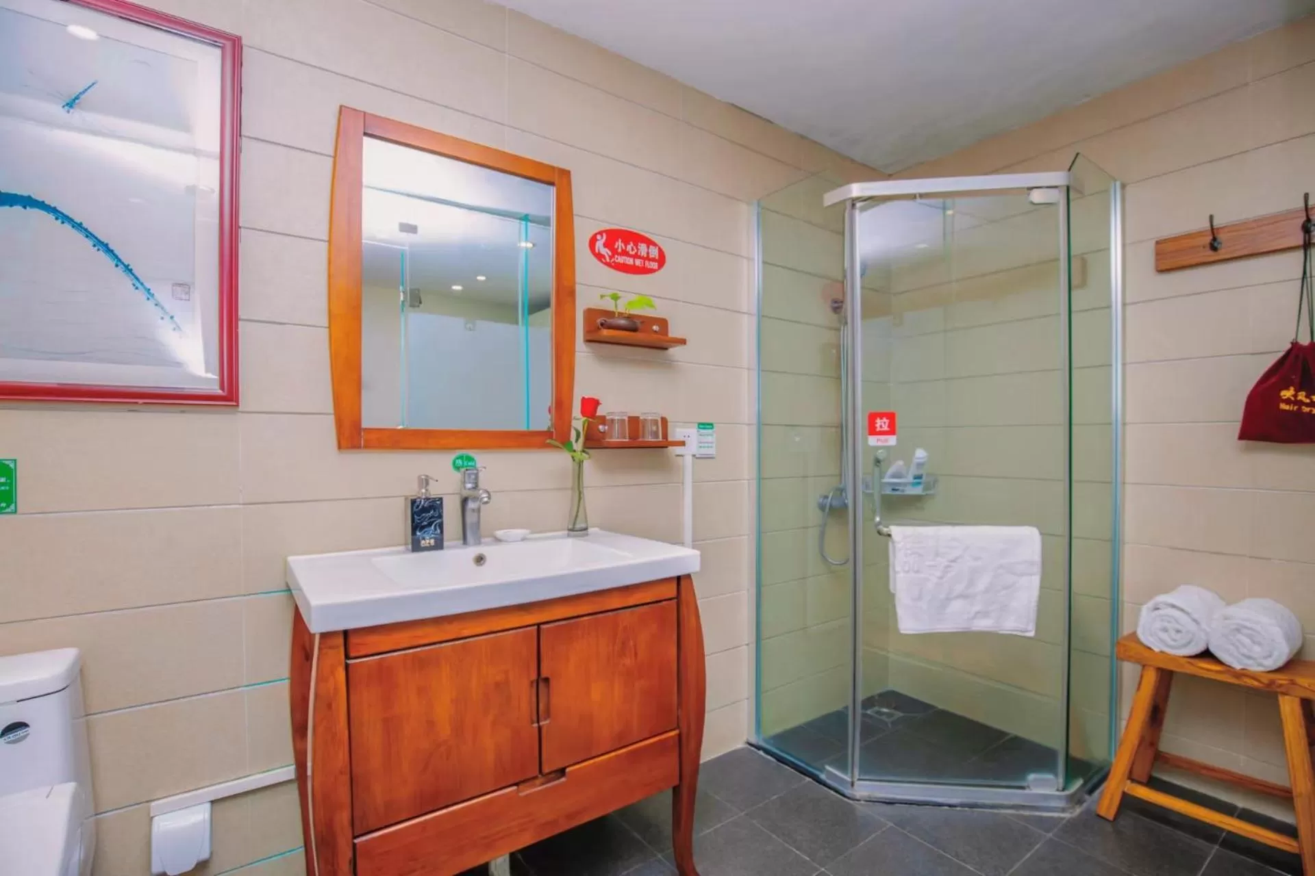 Shower in Wenjun Courtyard Hotel---3mins walk from Tonghuimen metro station ,next to People`s Park, fluent English service ,travel agency