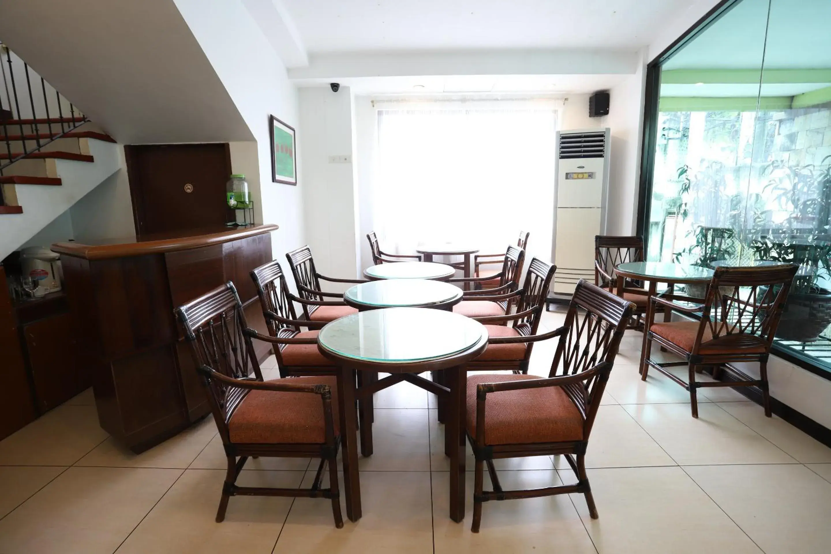 Restaurant/Places to Eat in OYO 210 Apple Tree Suites