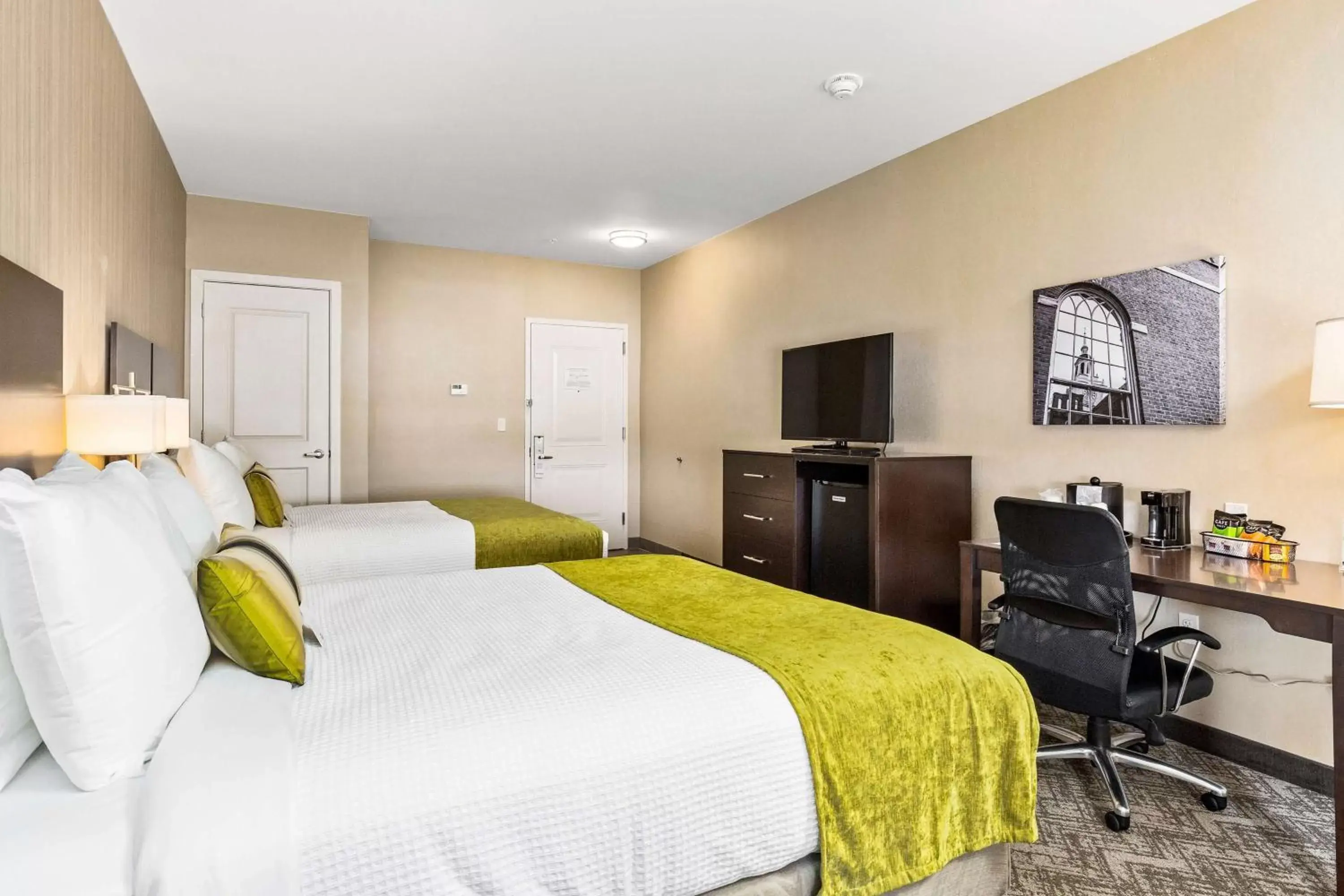 Photo of the whole room, Bed in Best Western Plus Philadelphia-Pennsauken Hotel
