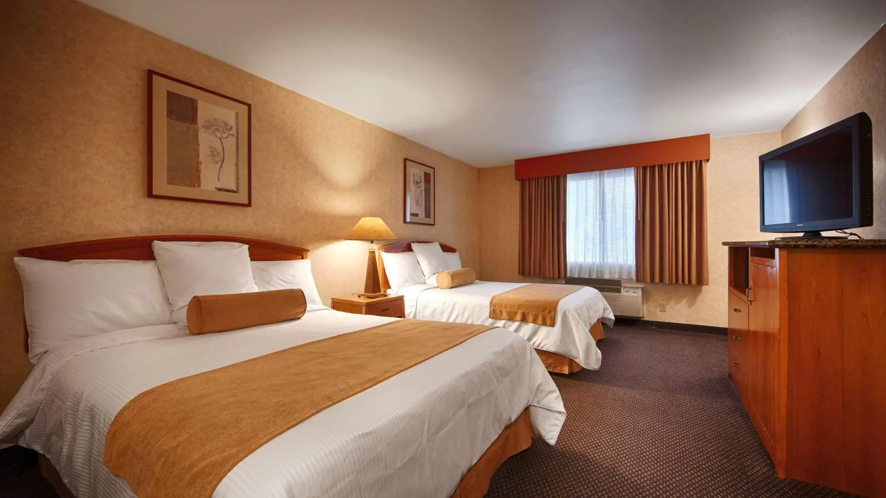 Queen Room with Two Queen Beds - Non-Smoking in SureStay Hotel by Best Western Camarillo