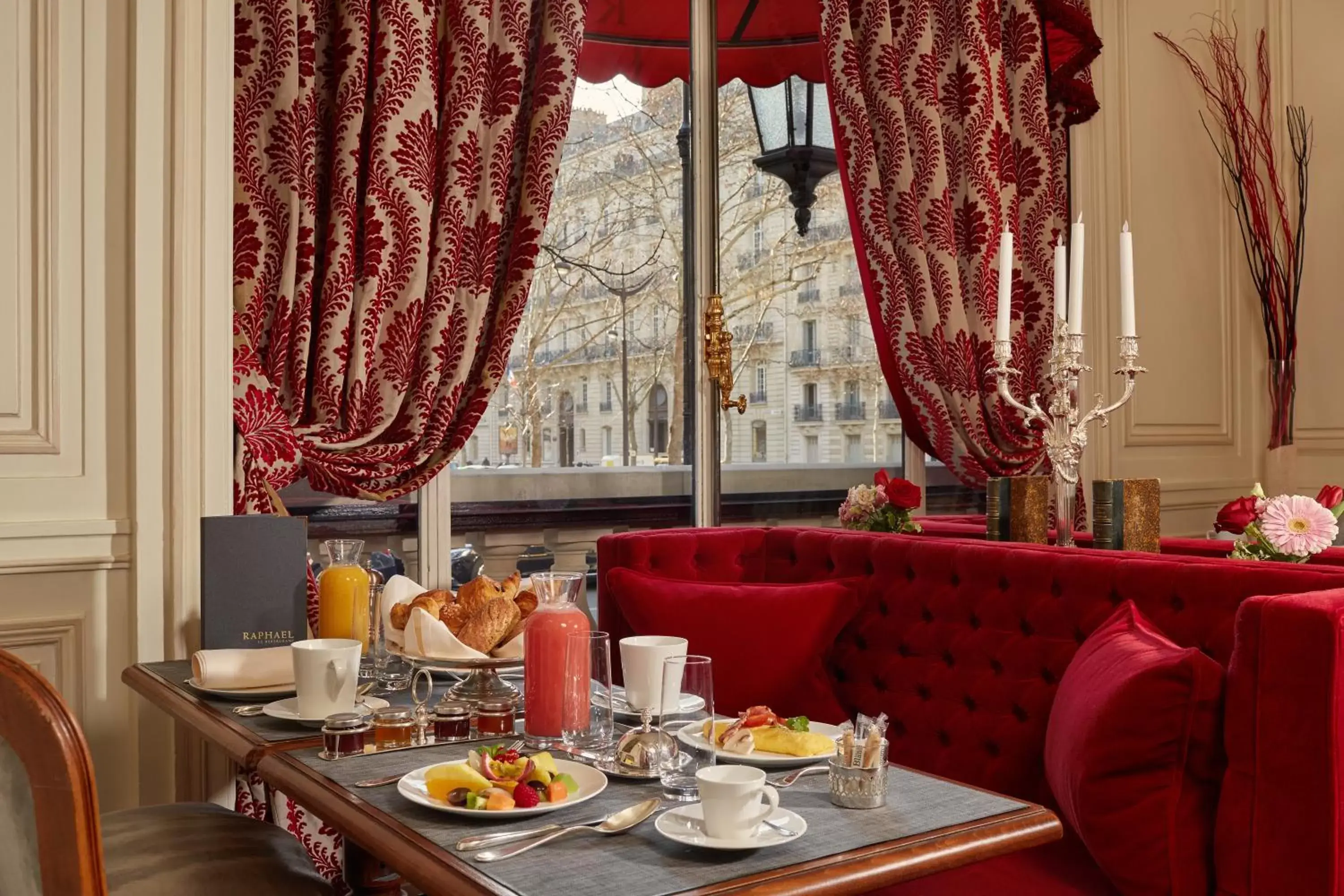 Restaurant/places to eat in Hôtel Raphael