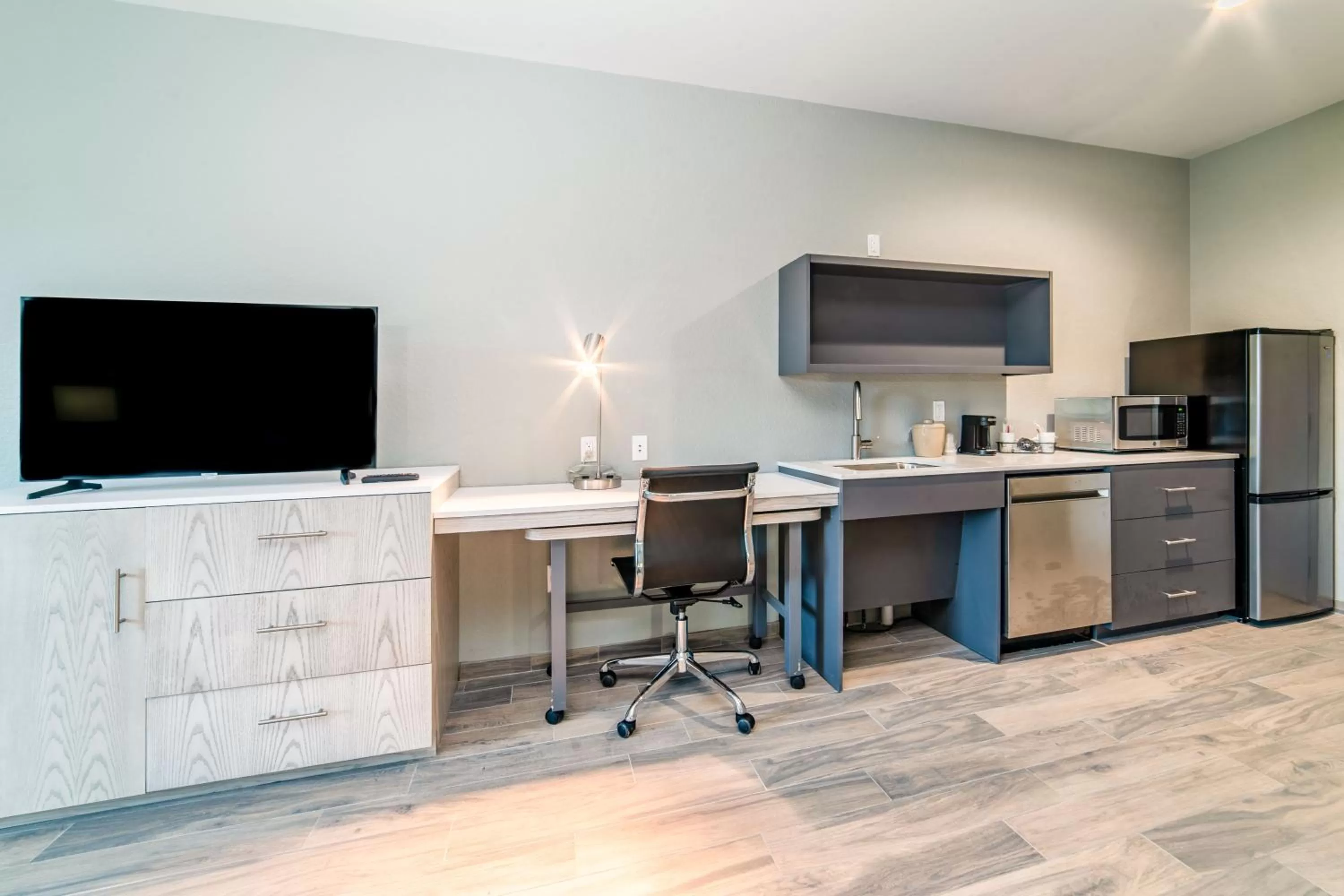 TV and multimedia in Everglades Adventures Hotel Suites by Ivey House