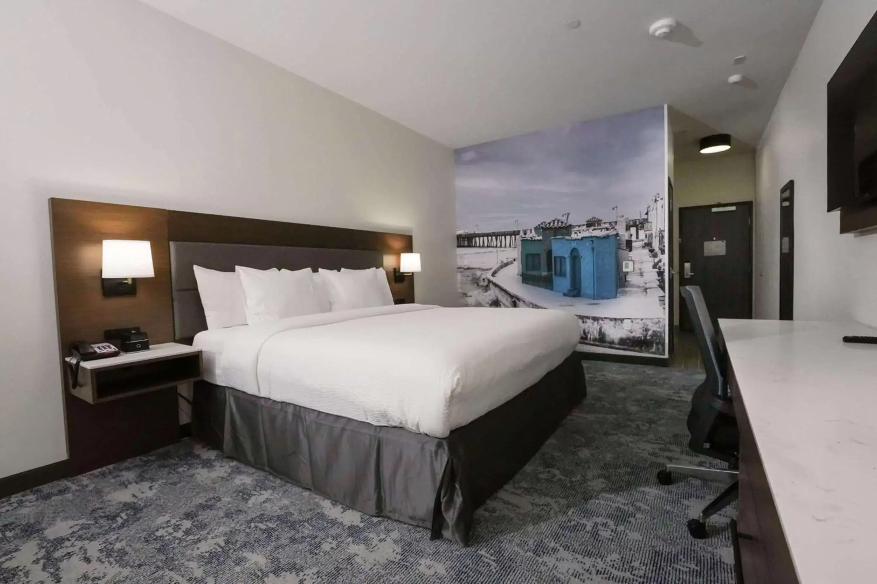 King Room with Hearing/Mobility Access and Bathtub with Grab Bars - Non-Smoking in La Quinta Inn & Suites by Wyndham Santa Cruz