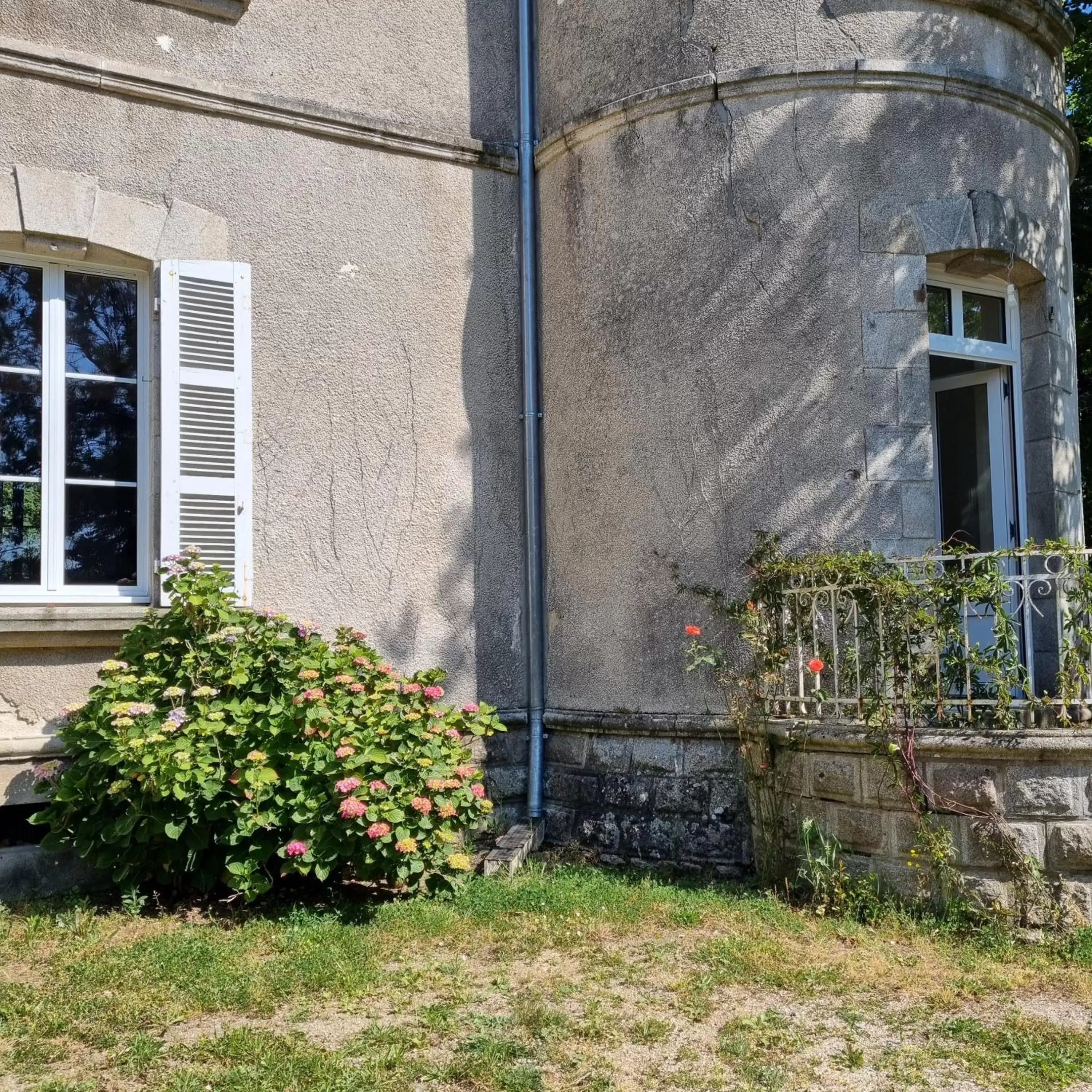 Spring, Property Building in Chambres d'hôtes Château de Saint Etienne du Bois