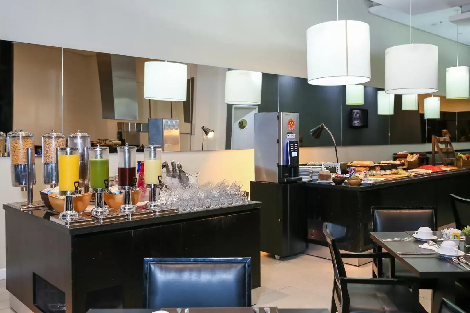 Coffee/tea facilities, Restaurant/Places to Eat in Double Tree by Hilton São Paulo Itaim